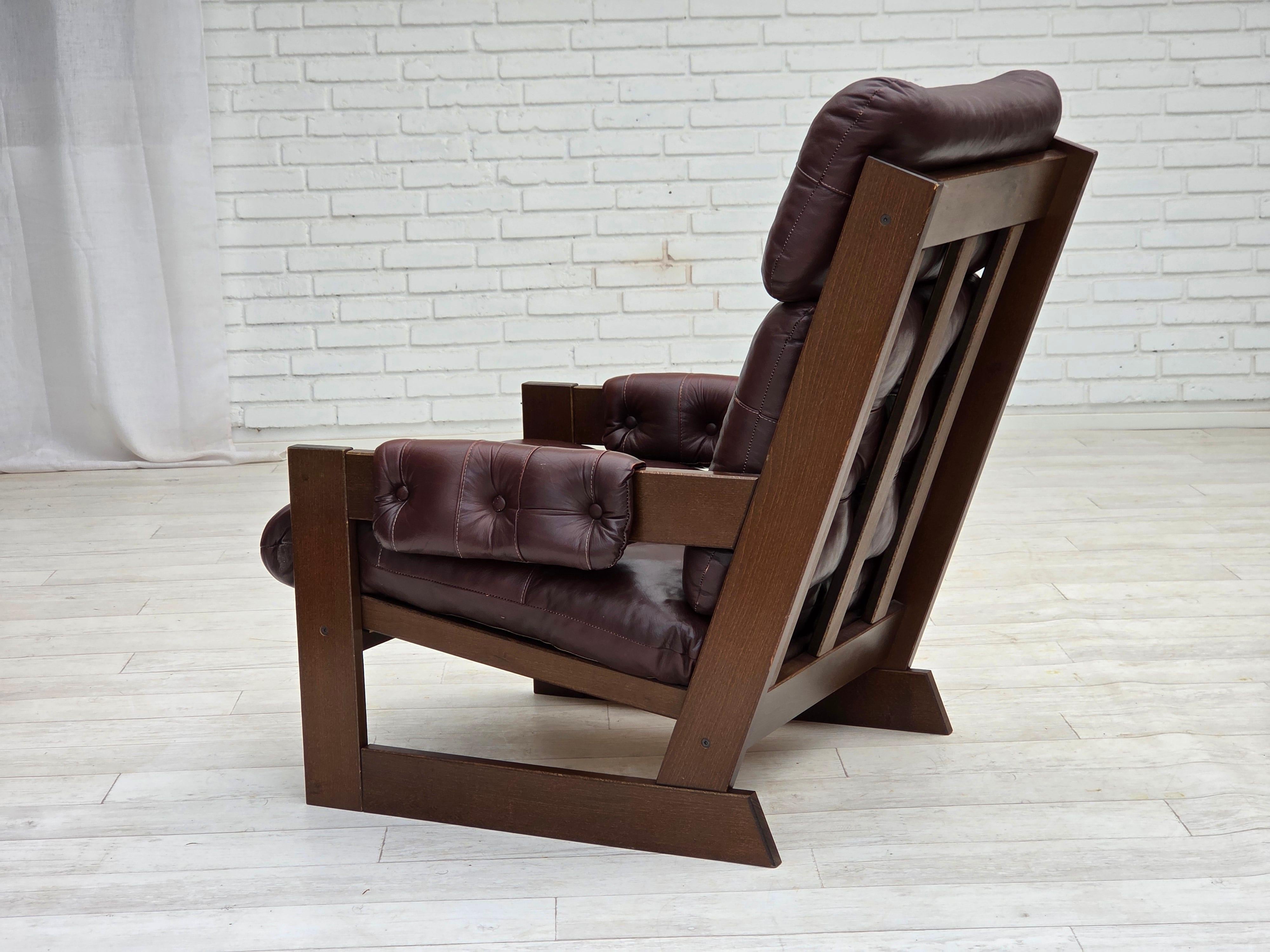 Años 70, sillón escandinavo de respaldo alto, muebles de cuero marrón, madera de haya oscura. en venta 2