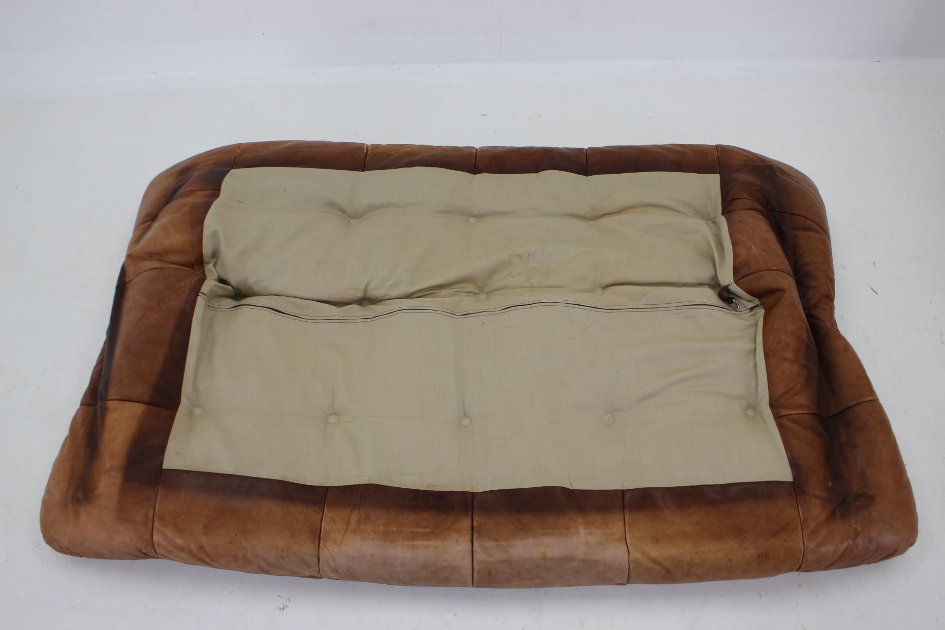 1970s Scandinavian Leather and Pine 2-Seater Sofa  For Sale 7