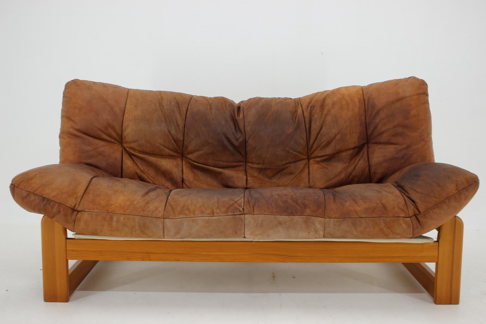 - good original condition 
- sturdy and stable 
- Patinated leather in good condition 
- Very comfortable
- height of seat 40 cm
