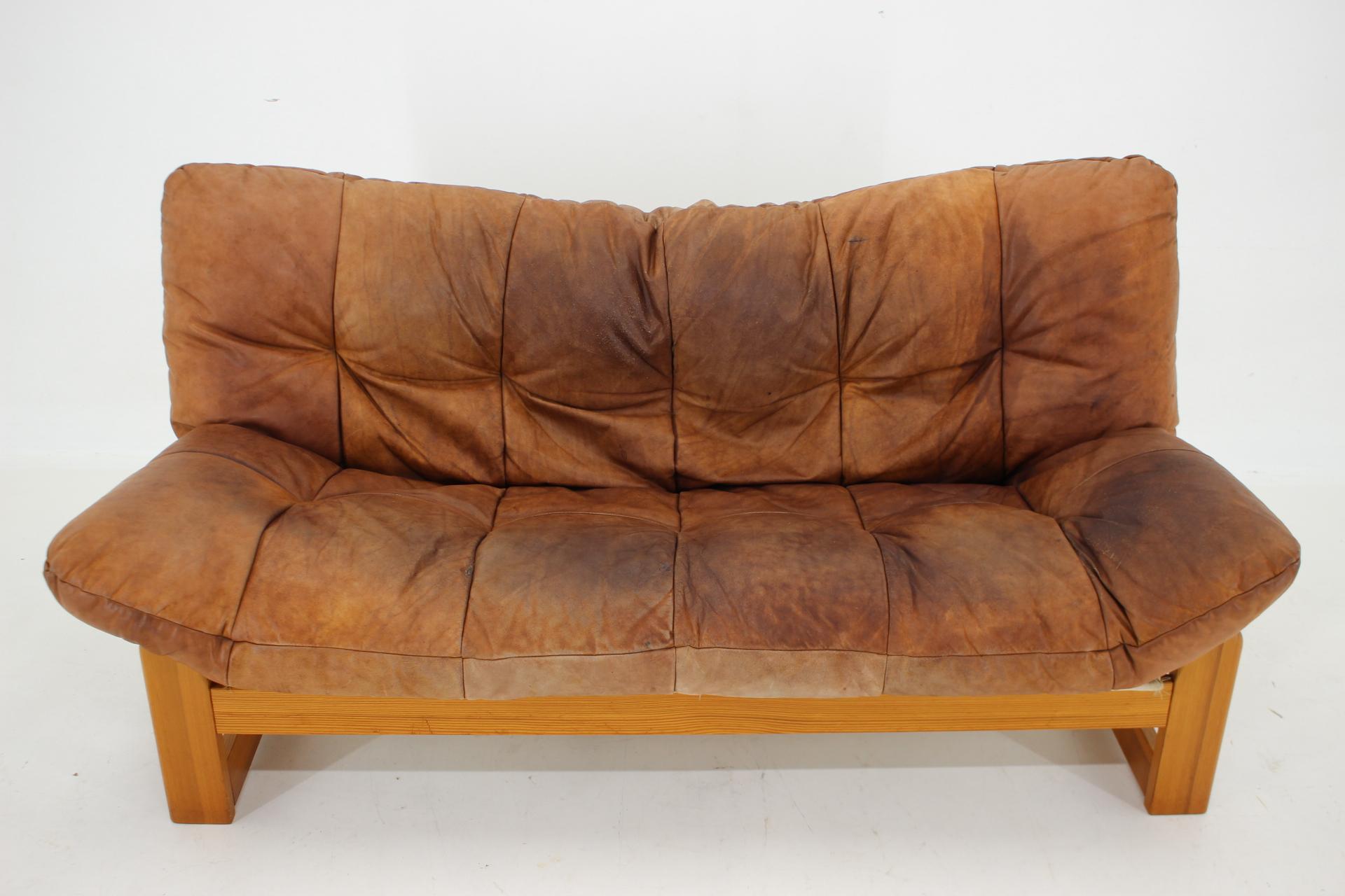 1970er Jahre Skandinavisches 2-Sitzer-Sofa aus Leder und Kiefer  (Moderne der Mitte des Jahrhunderts) im Angebot