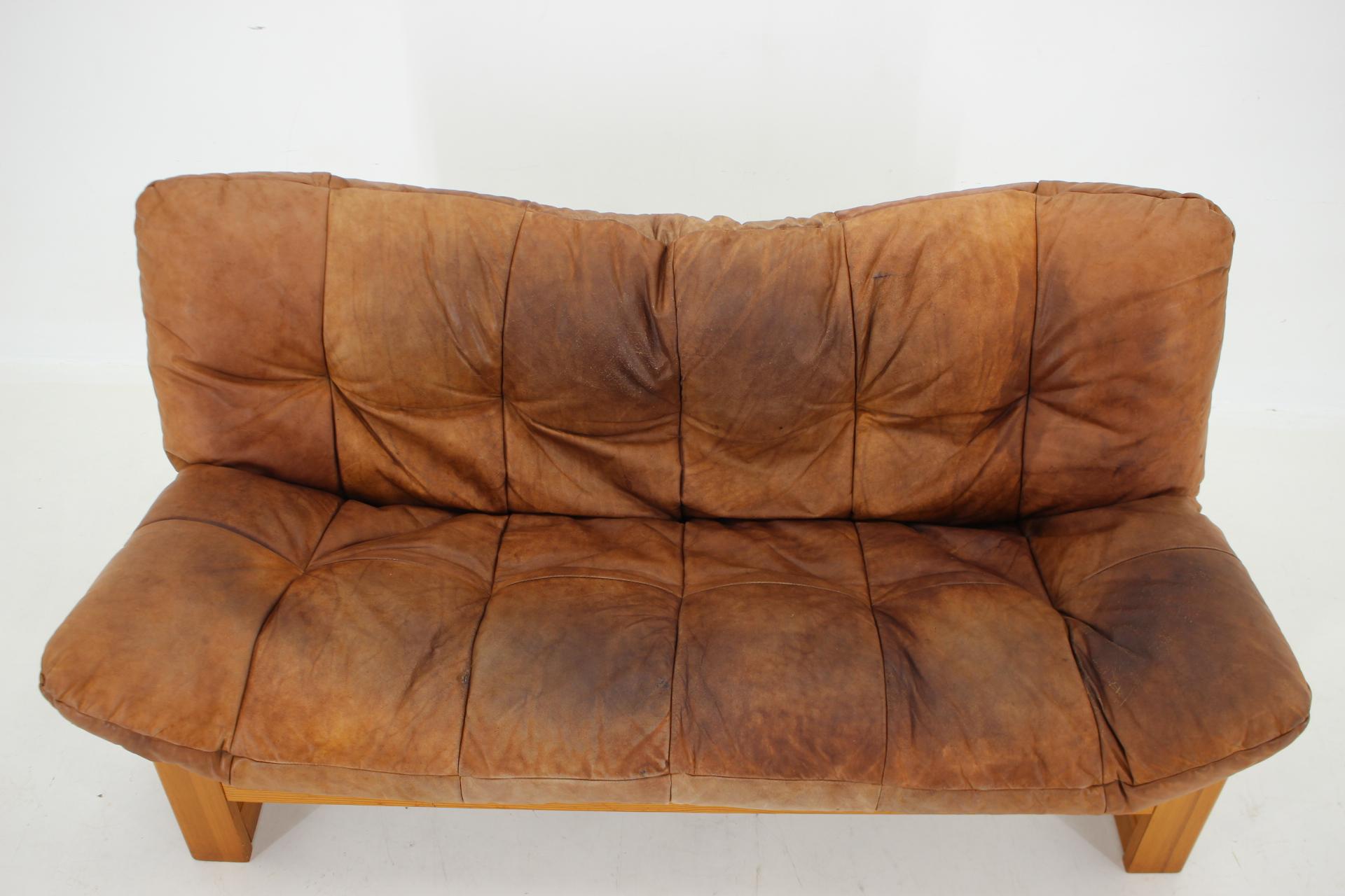 Danish 1970s Scandinavian Leather and Pine 2-Seater Sofa  For Sale
