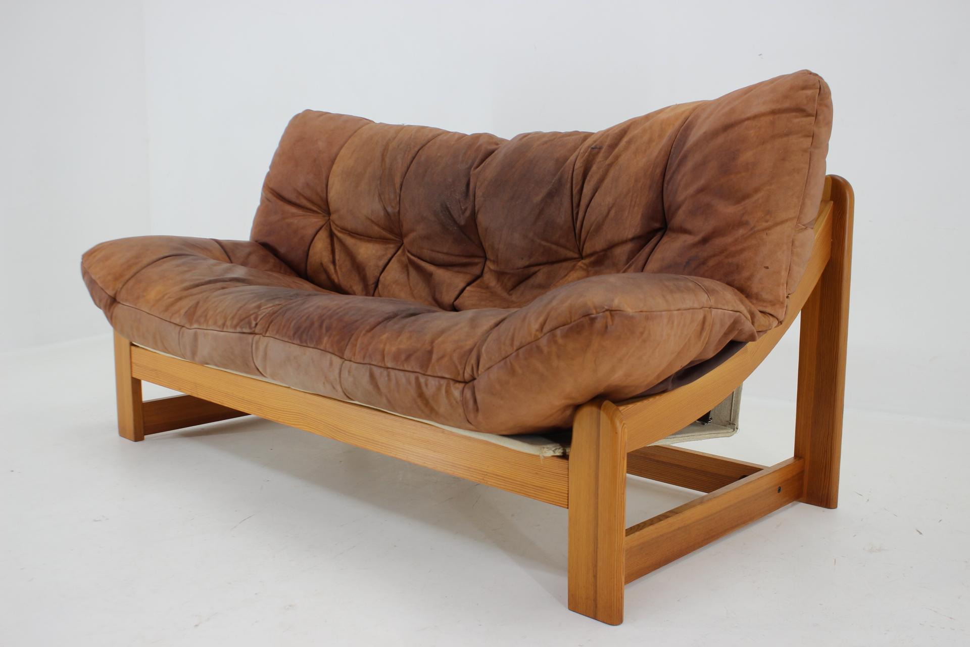 1970er Jahre Skandinavisches 2-Sitzer-Sofa aus Leder und Kiefer  im Zustand „Gut“ im Angebot in Praha, CZ