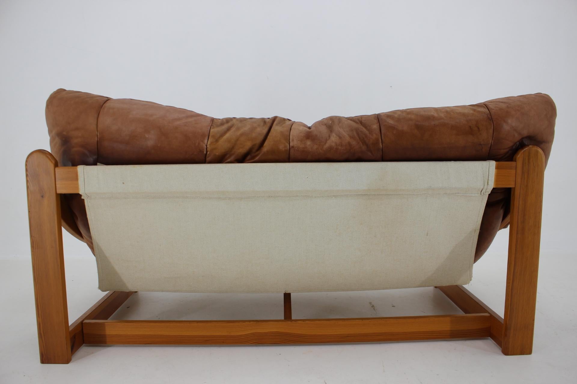 1970er Jahre Skandinavisches 2-Sitzer-Sofa aus Leder und Kiefer  im Angebot 1