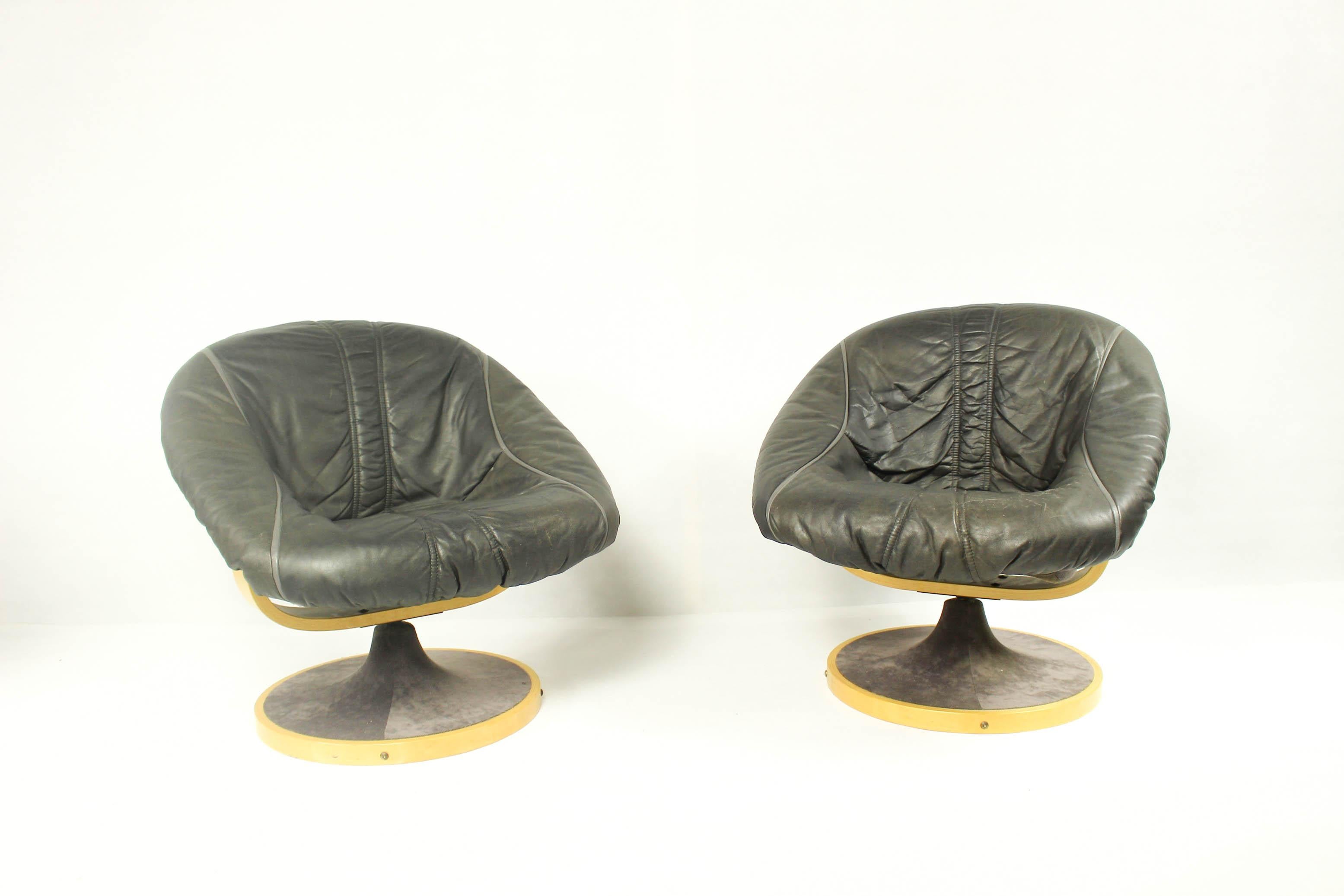 Scandinavian swivel chair from 1970s.
Manufaktured by Soda Galvano.
Original brown leather removable cushions,stable costruction.
Price for pair.