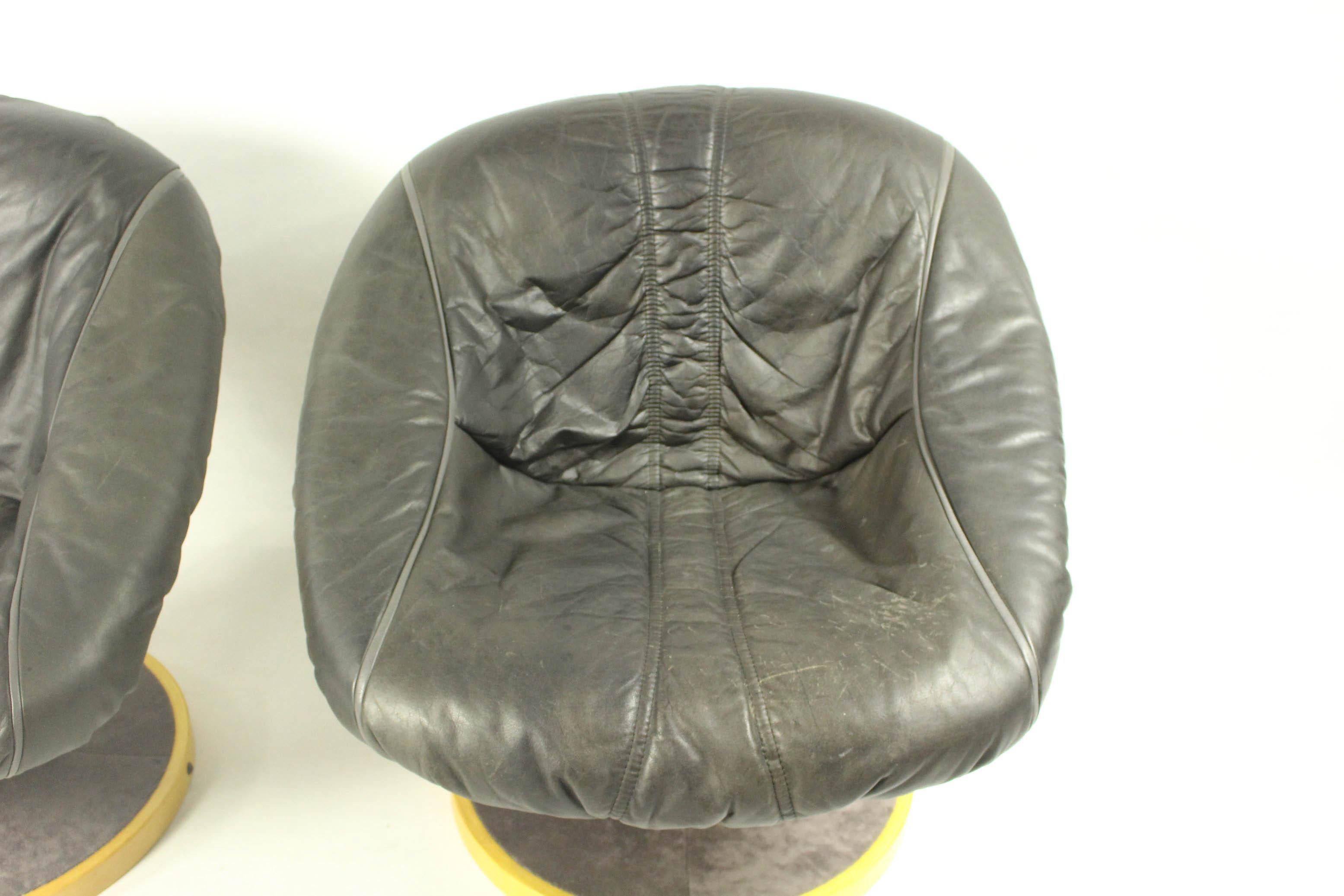 1970s Scandinavian Leather Swivel Chair by Soda Galvano In Good Condition For Sale In ŚWINOUJŚCIE, 32