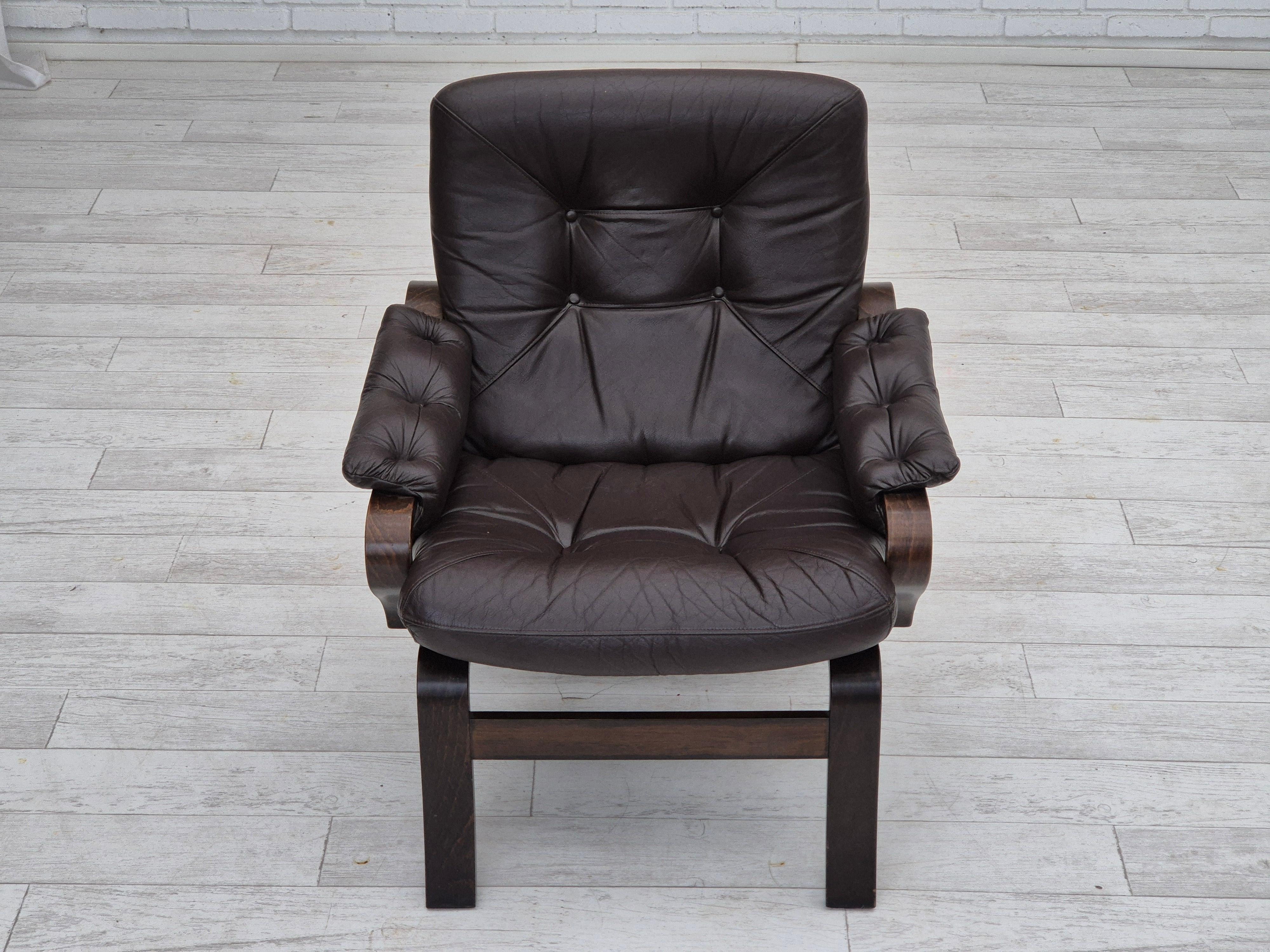 1970er Jahre, skandinavischer Loungesessel im Originalzustand, braunes Leder. im Angebot 4