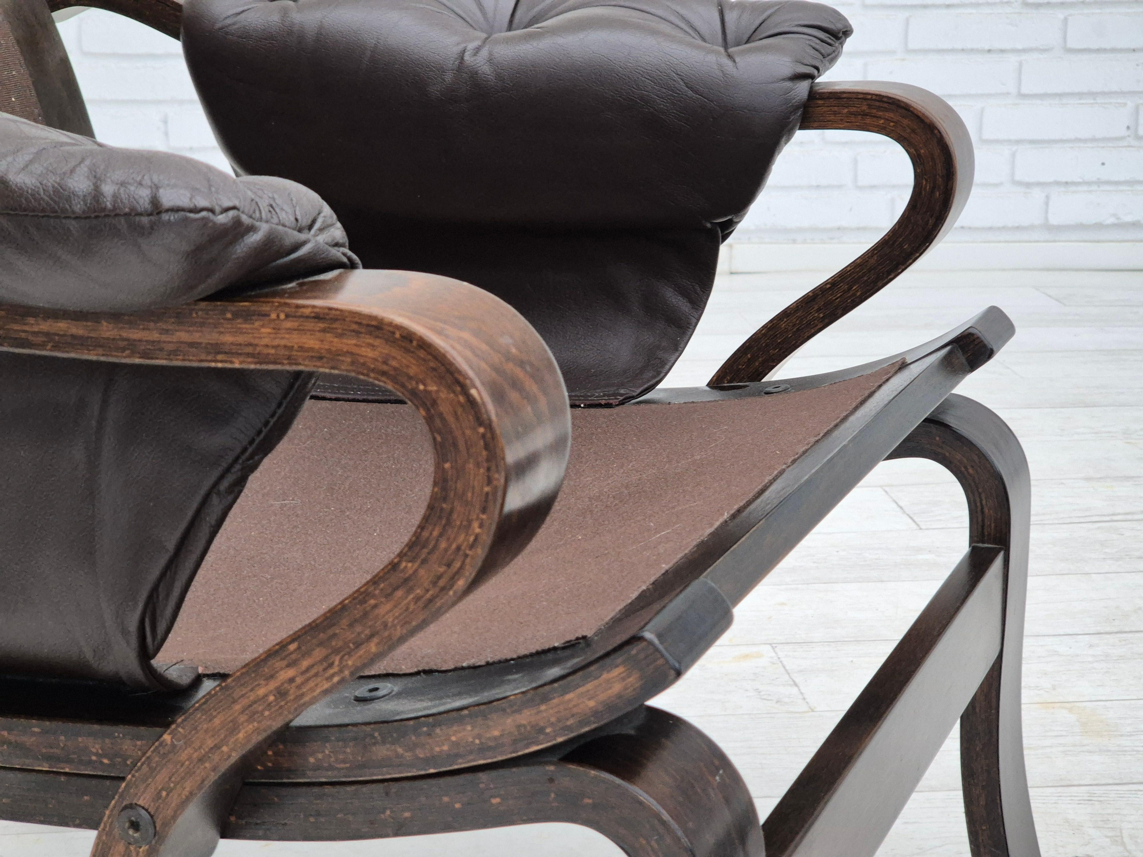 1970er Jahre, skandinavischer Loungesessel im Originalzustand, braunes Leder. im Angebot 6