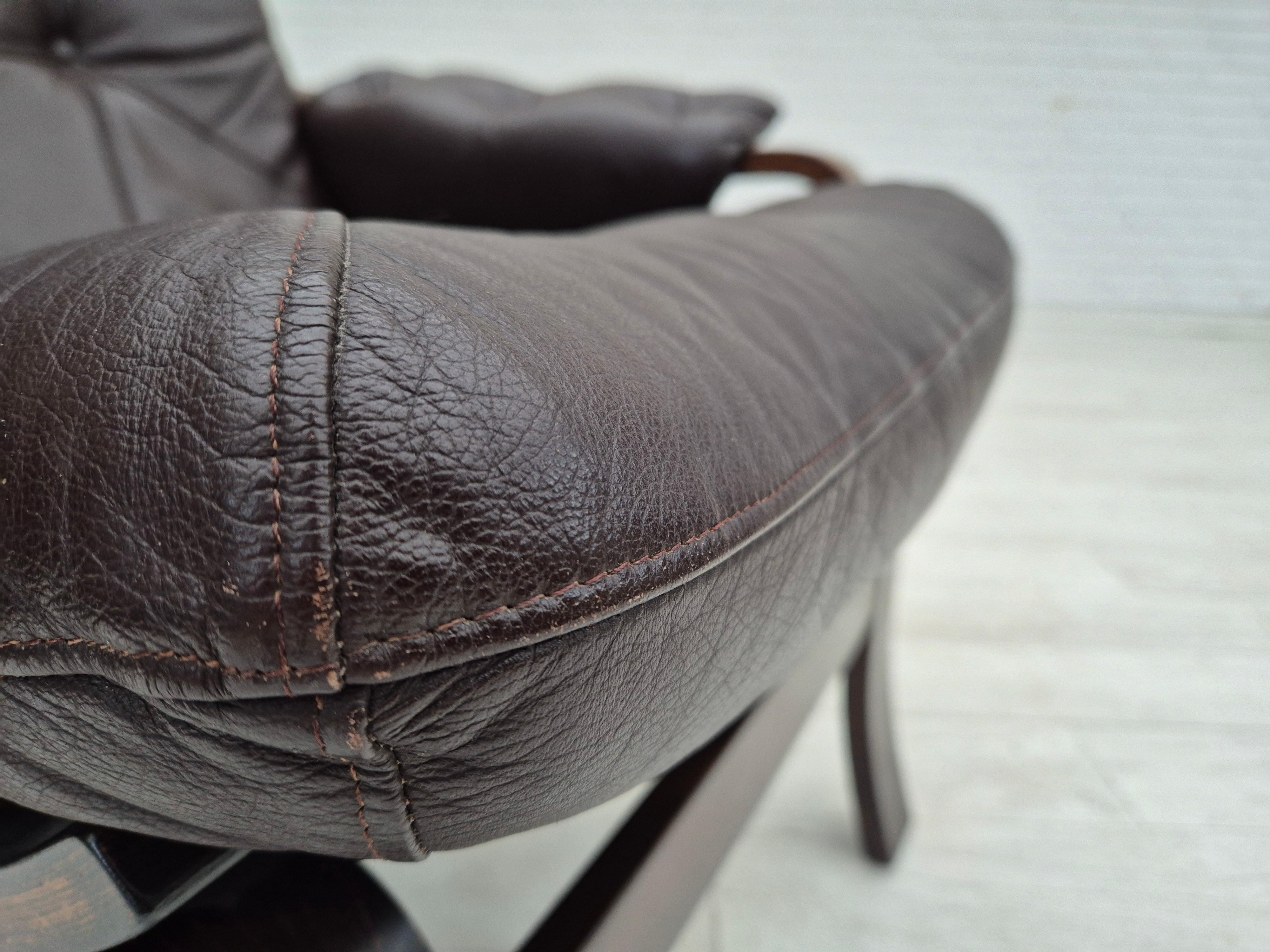 1970er Jahre, skandinavischer Loungesessel im Originalzustand, braunes Leder. im Angebot 8