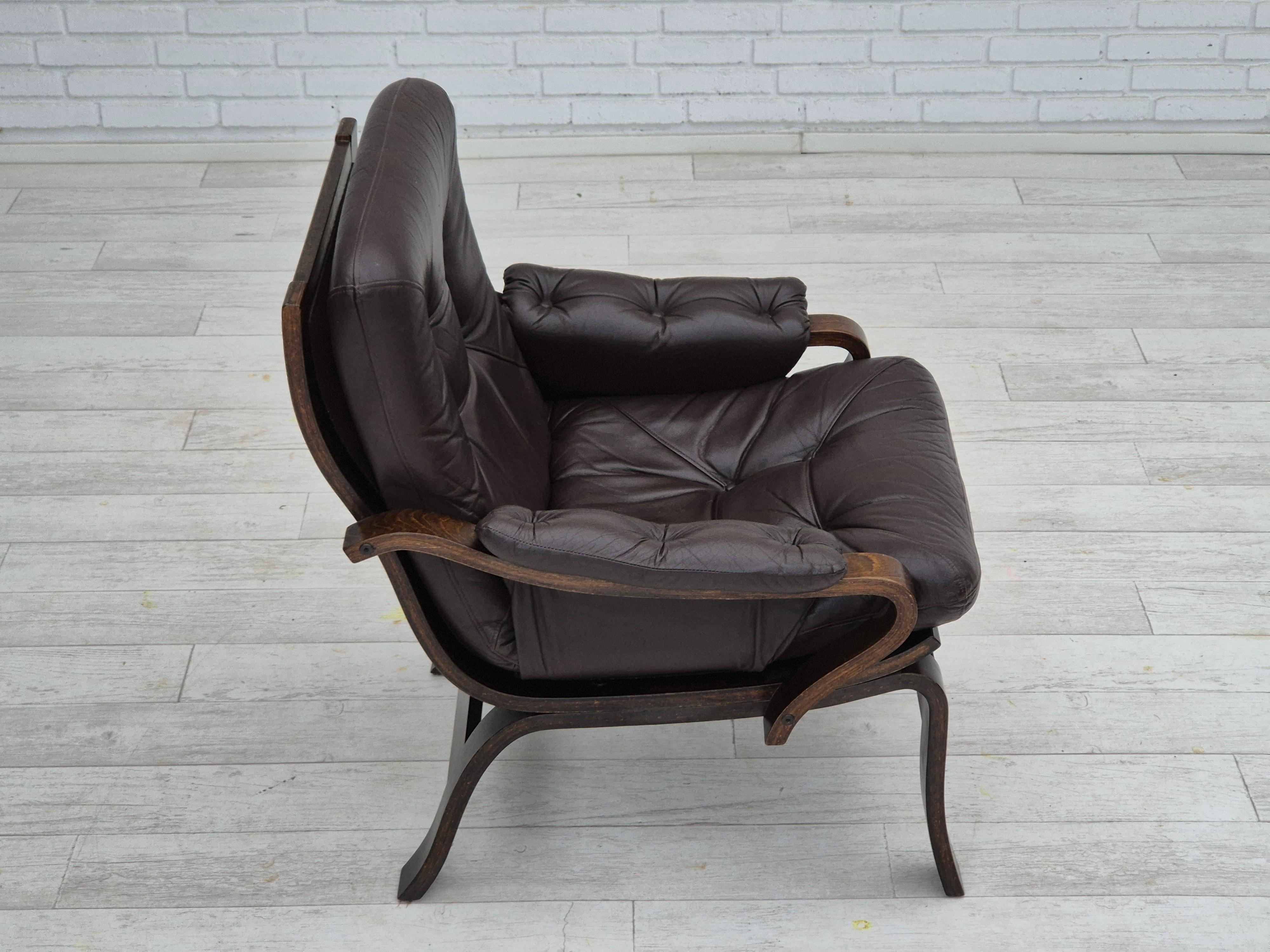 1970er Jahre, skandinavischer Loungesessel im Originalzustand, braunes Leder. im Angebot 10