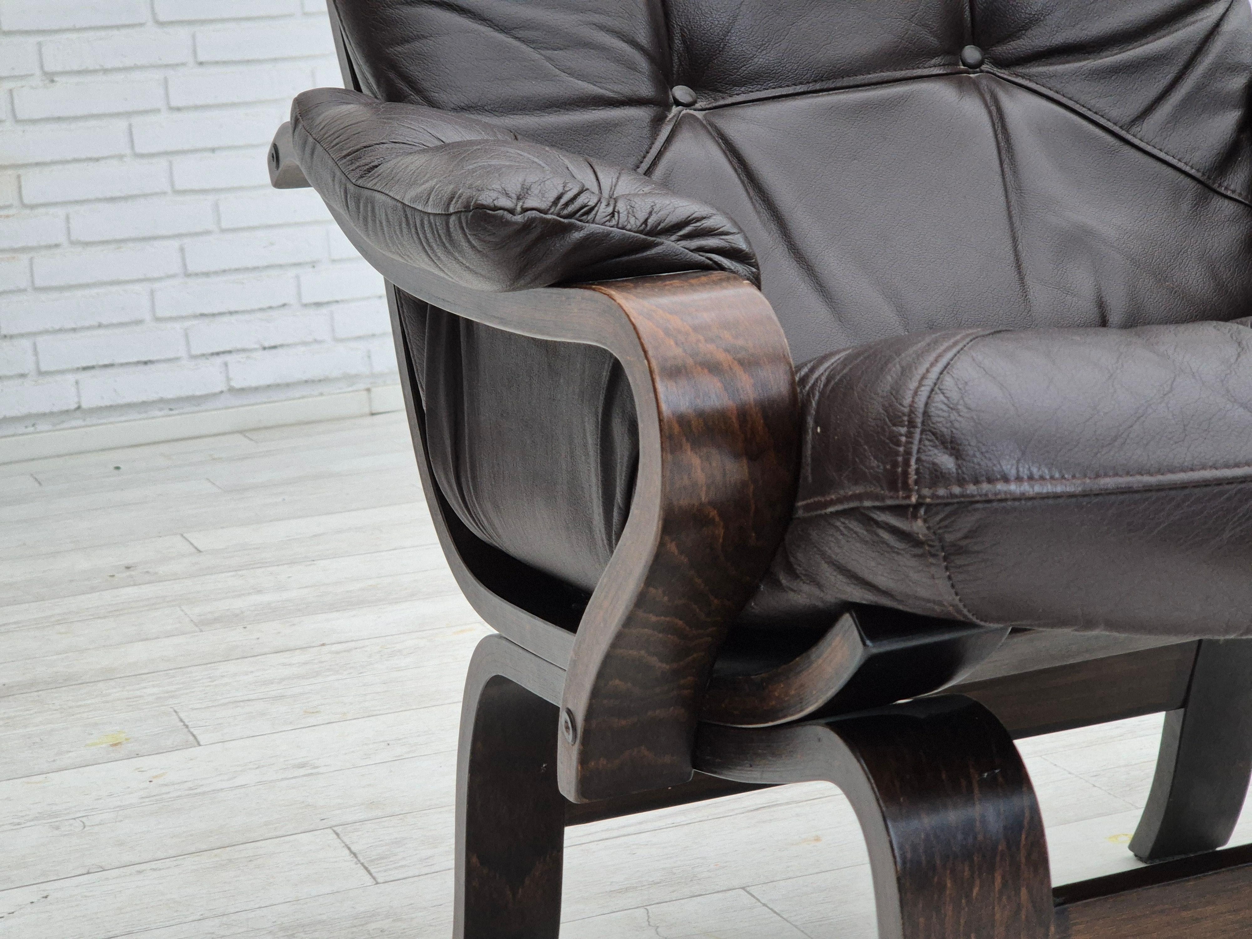 1970er Jahre, skandinavischer Loungesessel im Originalzustand, braunes Leder. im Angebot 13
