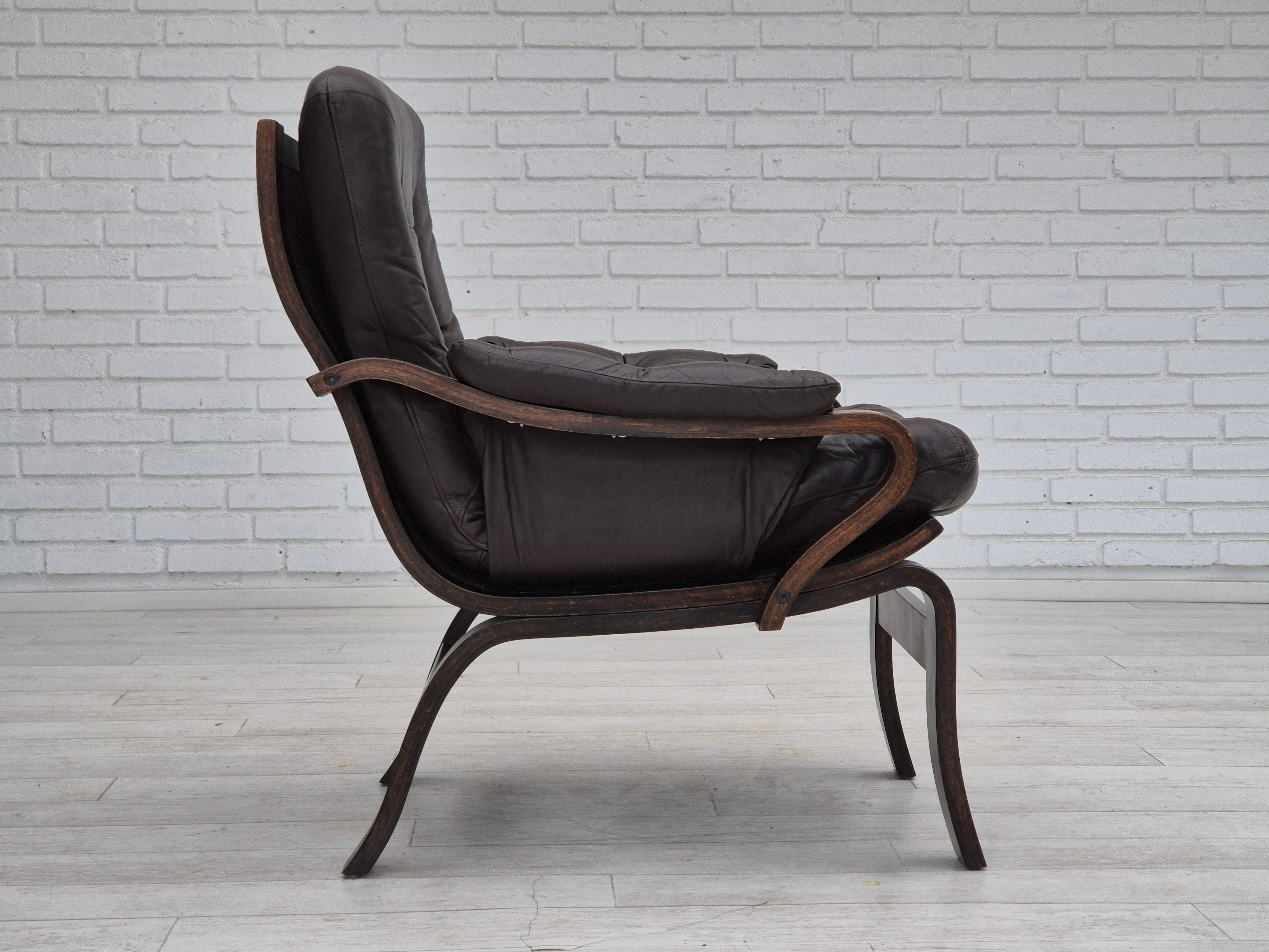 1970er Jahre, skandinavischer Loungesessel im Originalzustand, braunes Leder. (Skandinavische Moderne) im Angebot