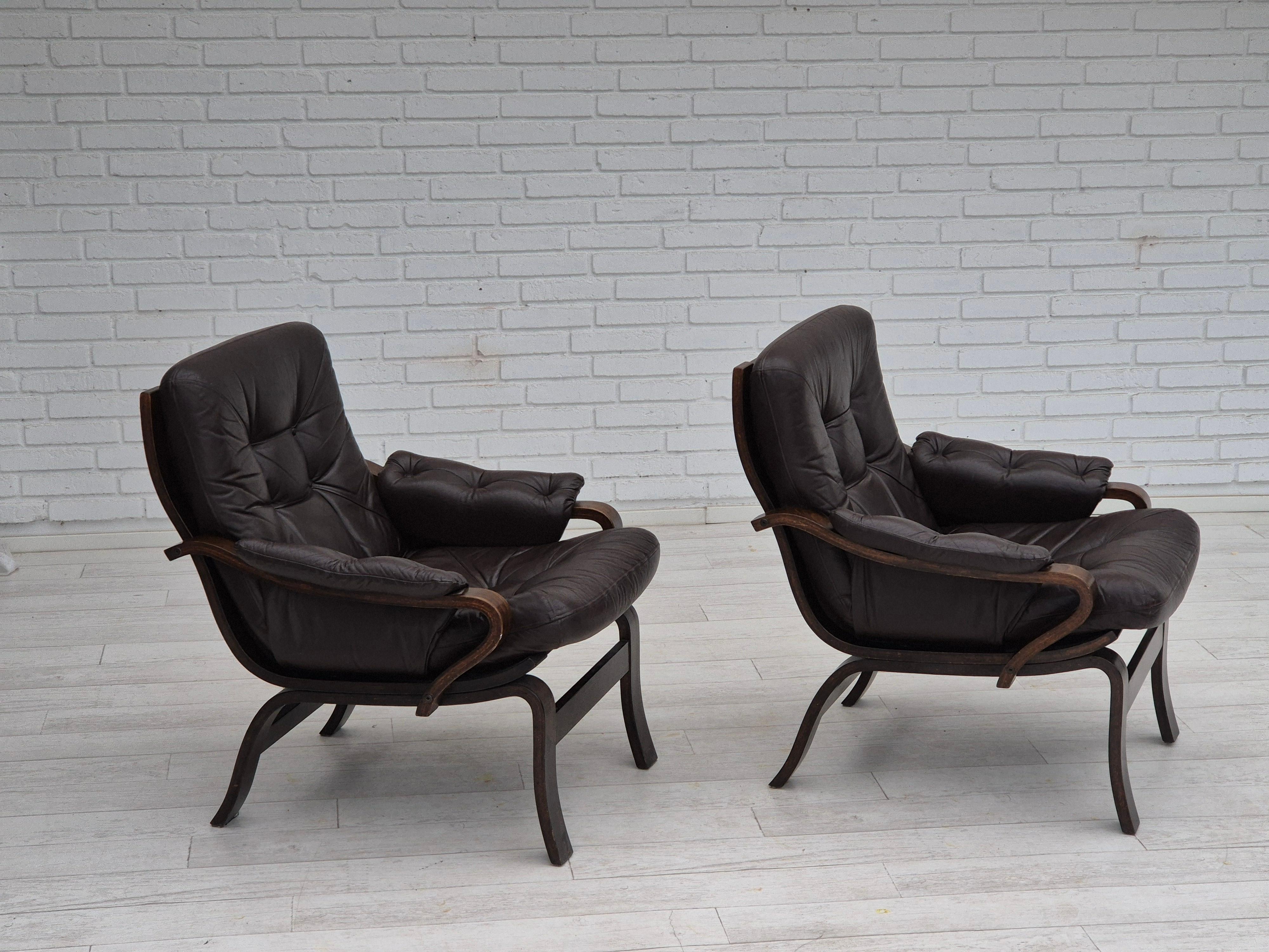 1970er Jahre, skandinavischer Loungesessel im Originalzustand, braunes Leder. im Angebot 1