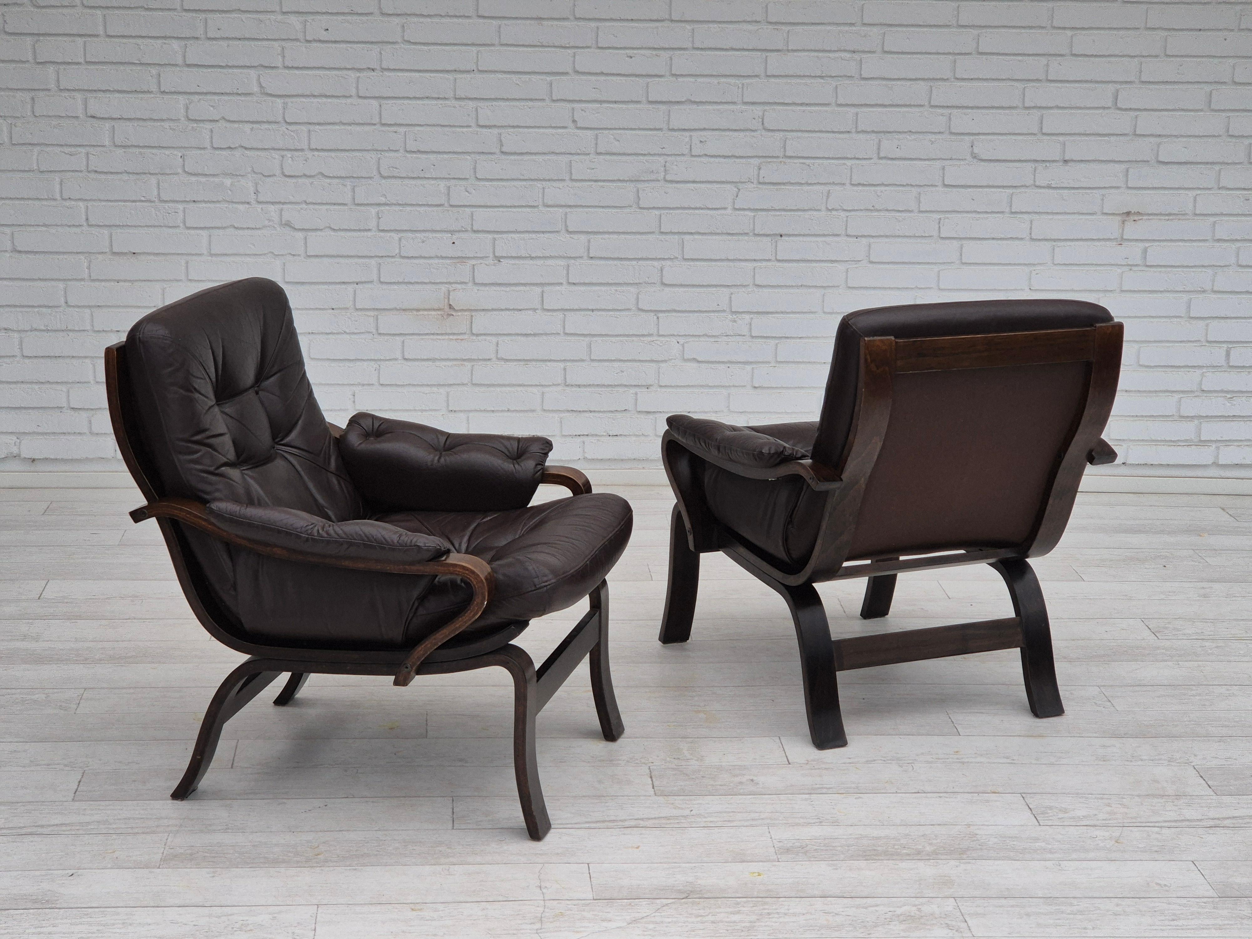 1970er Jahre, skandinavischer Loungesessel im Originalzustand, braunes Leder. im Angebot 2