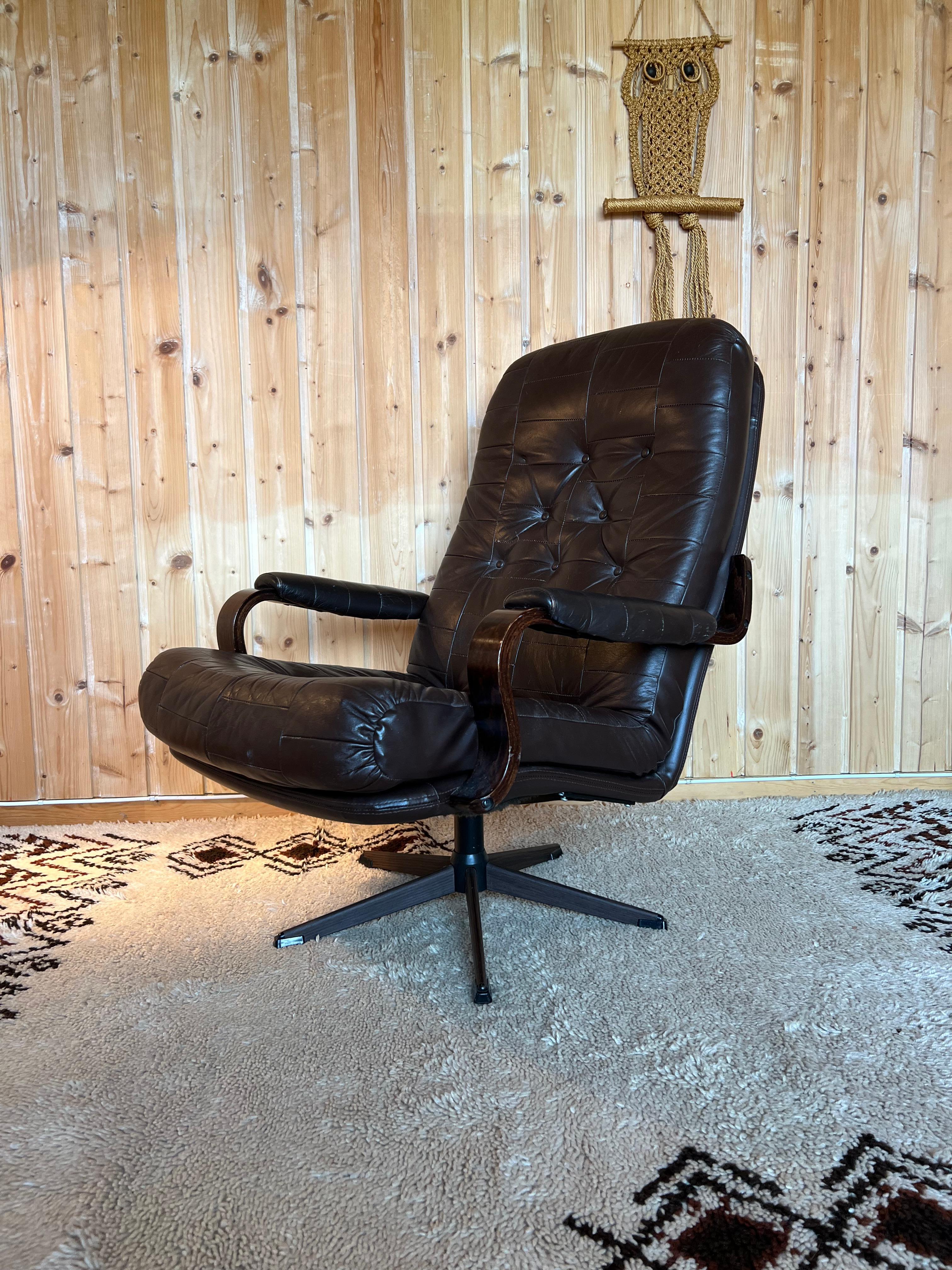 1970s Scandinavian Mid Century Modern Brown Leather Swivel Chair / Lounge Chair For Sale 3