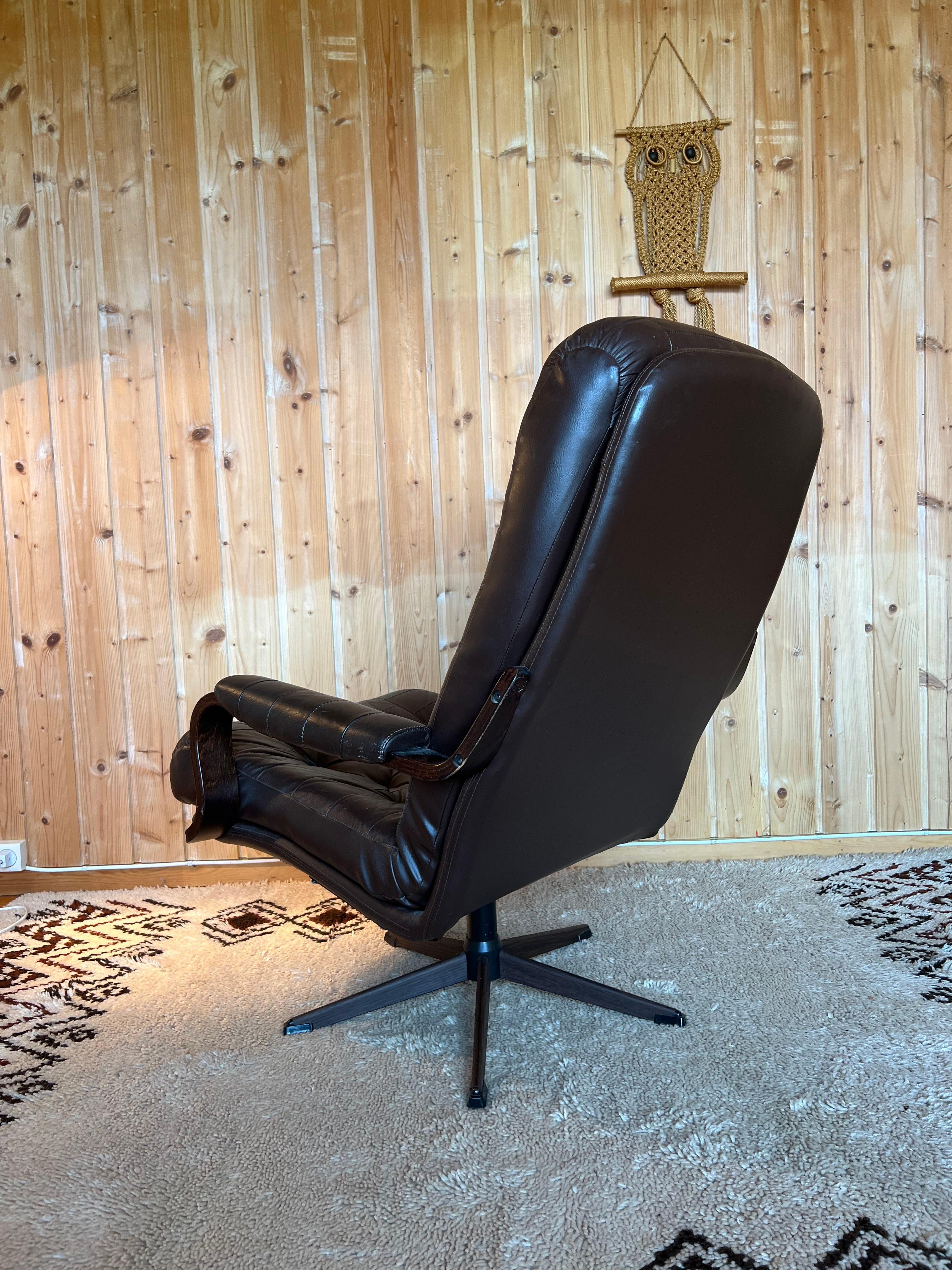 1970s Scandinavian Mid Century Modern Brown Leather Swivel Chair / Lounge Chair For Sale 4