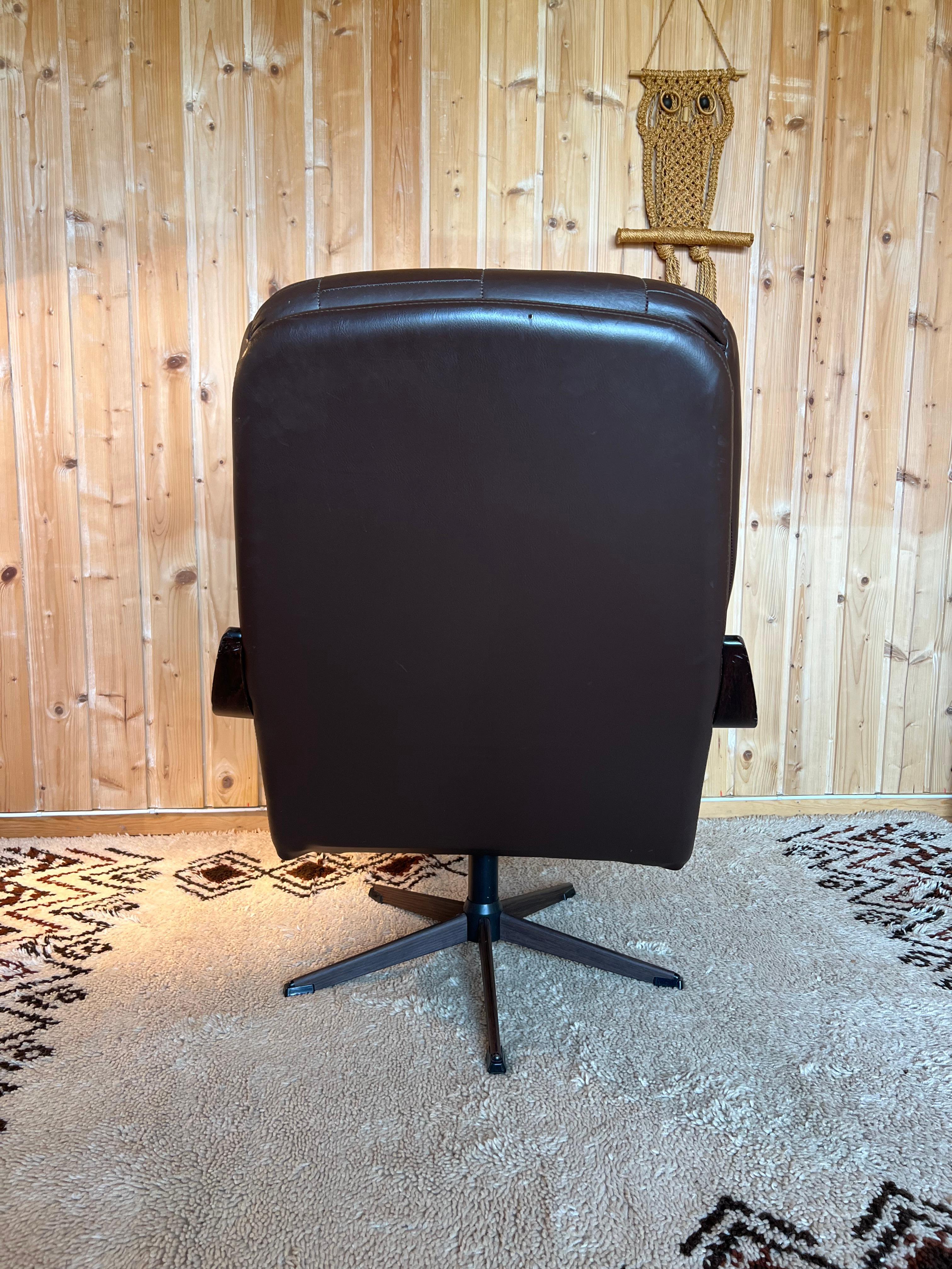 1970s Scandinavian Mid Century Modern Brown Leather Swivel Chair / Lounge Chair For Sale 5