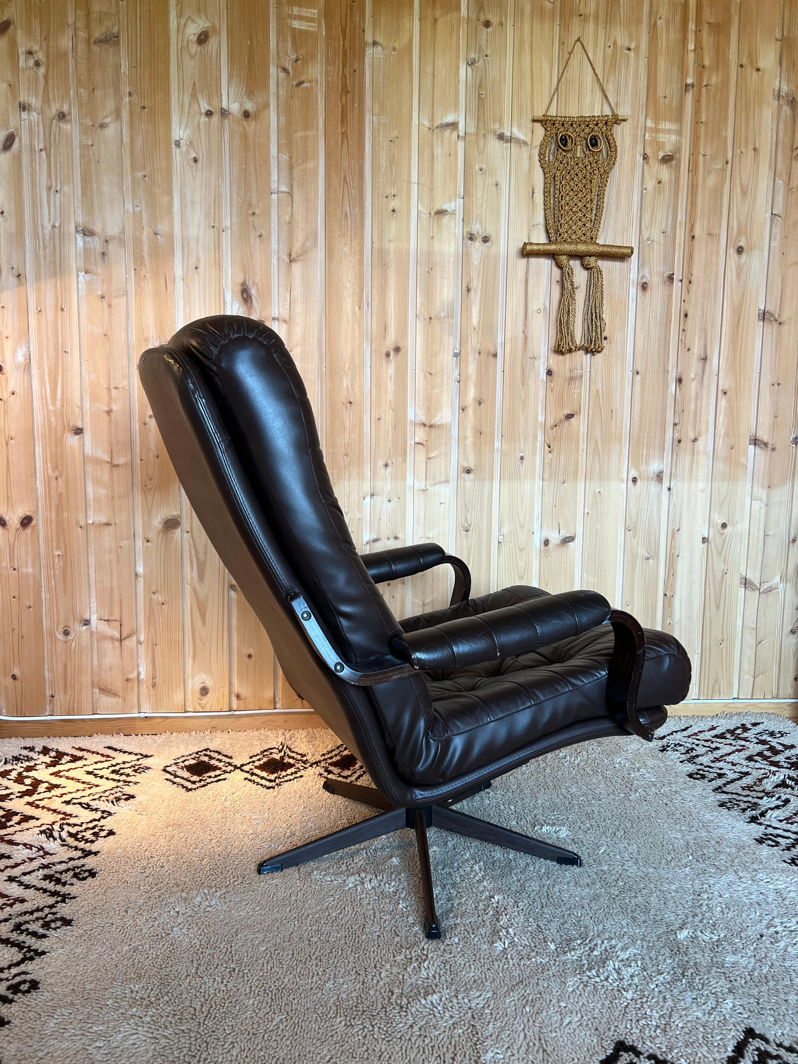 1970s Scandinavian Mid Century Modern Brown Leather Swivel Chair / Lounge Chair For Sale 6