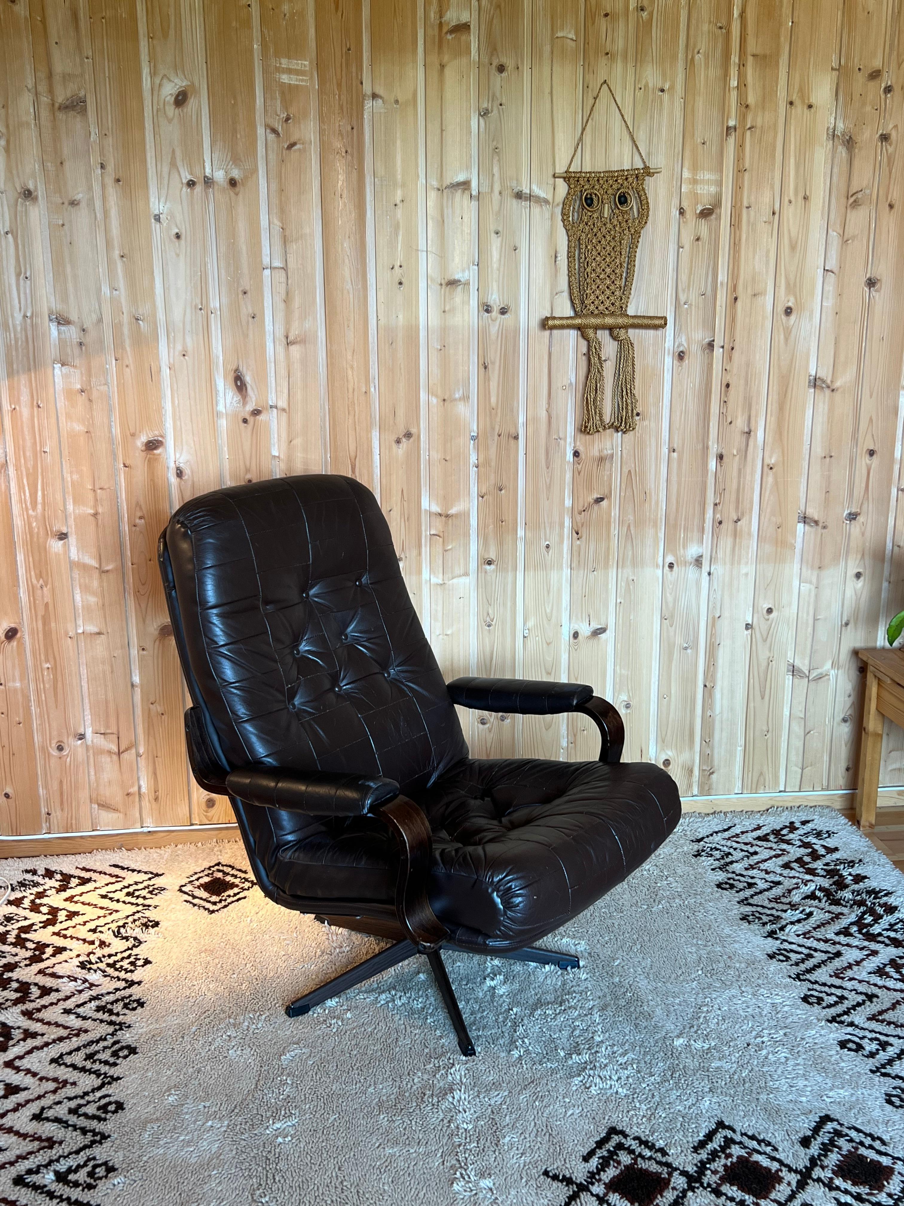 1970s Scandinavian Mid Century Modern Brown Leather Swivel Chair / Lounge Chair For Sale 8