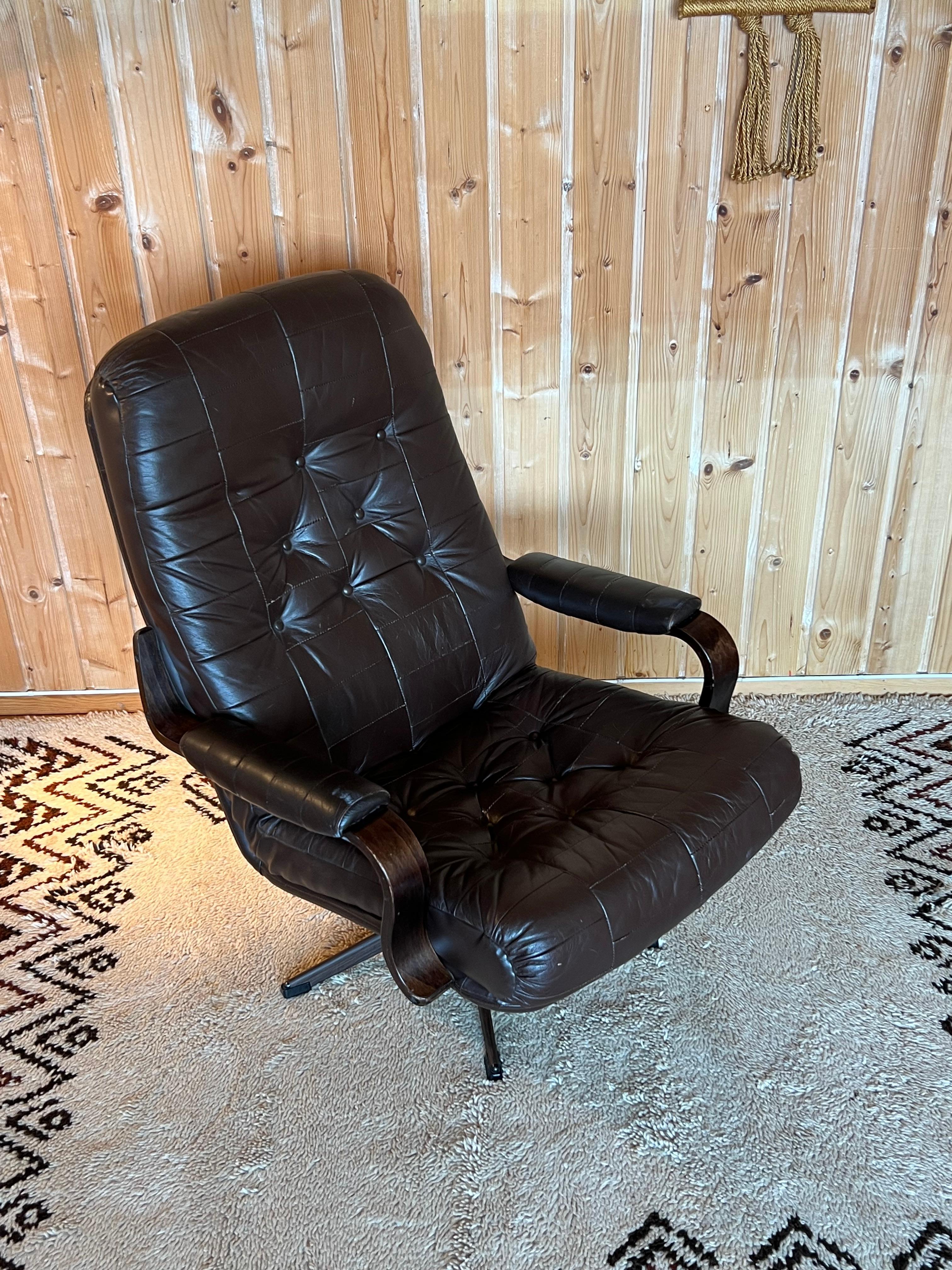 1970s Scandinavian Mid Century Modern Brown Leather Swivel Chair / Lounge Chair For Sale 9
