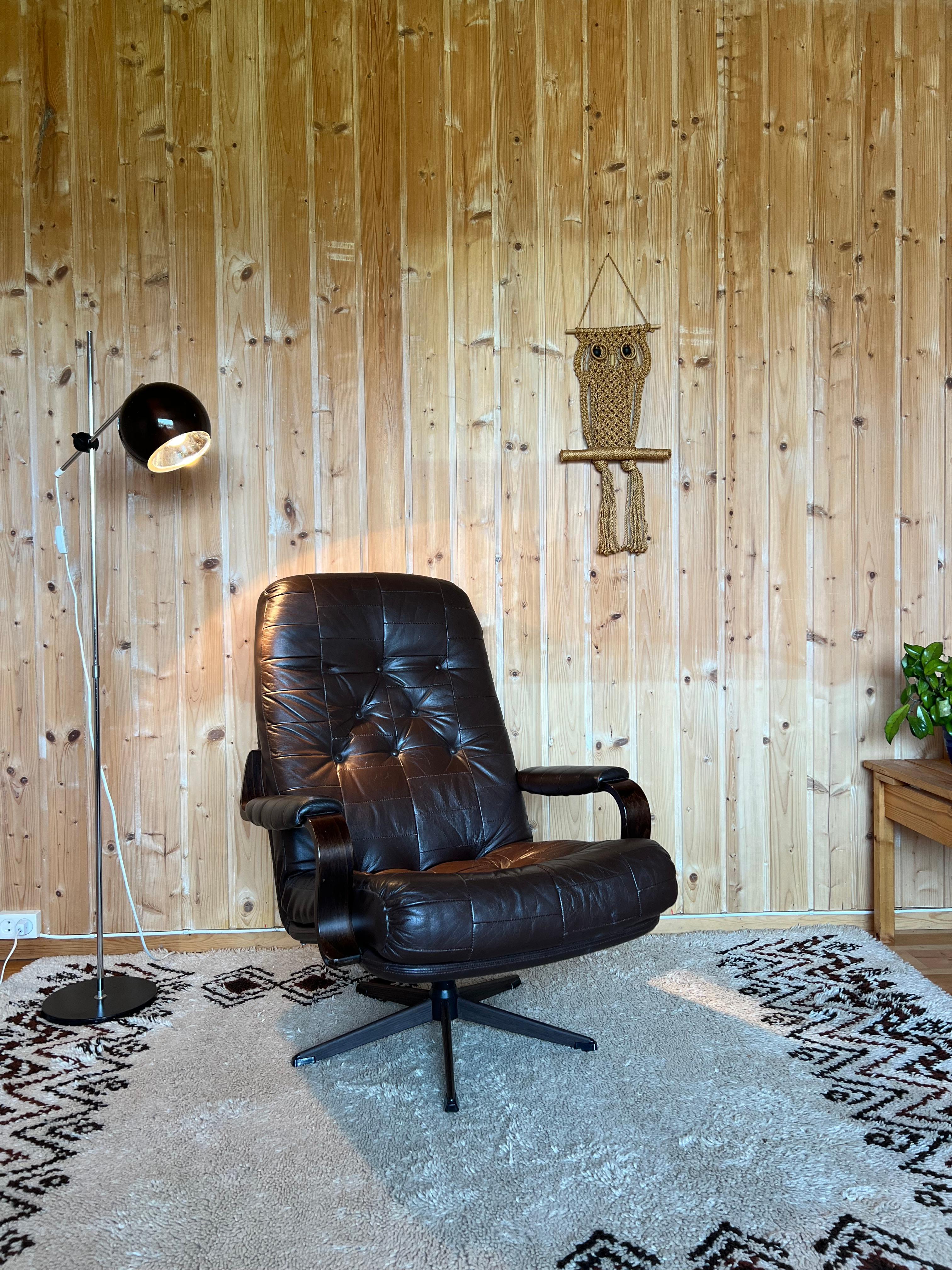 Comfortable and luxurious dark brown leather Swivel Chair / Lounge Chair / Vintage Armchair / Easy Chair from ca. 1970s.

A high-quality Scandinavian / Norwegian / Swedish / Danish design, this generously sized chair offers excellent sitting