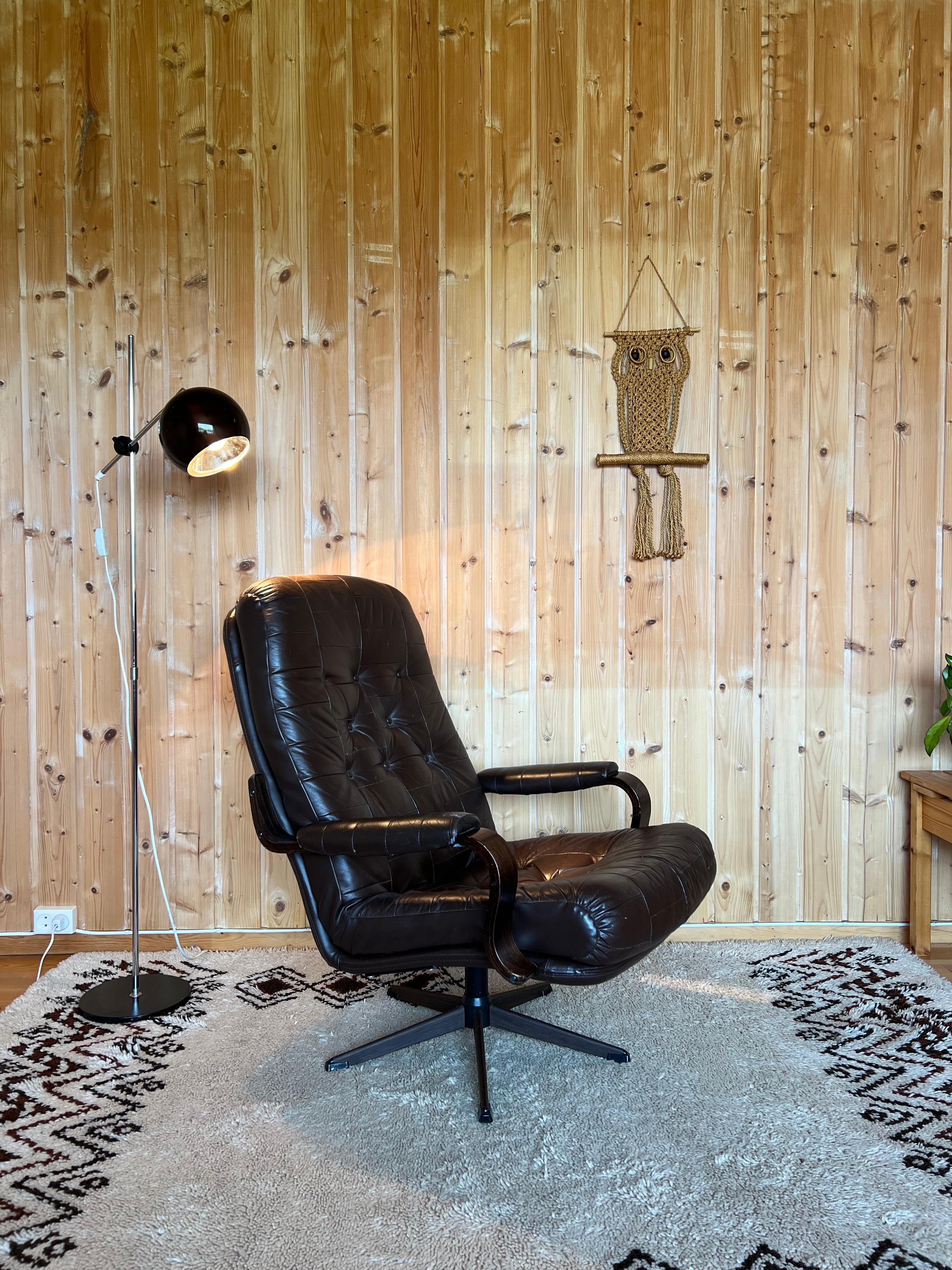 Scandinavian Modern 1970s Scandinavian Mid Century Modern Brown Leather Swivel Chair / Lounge Chair For Sale