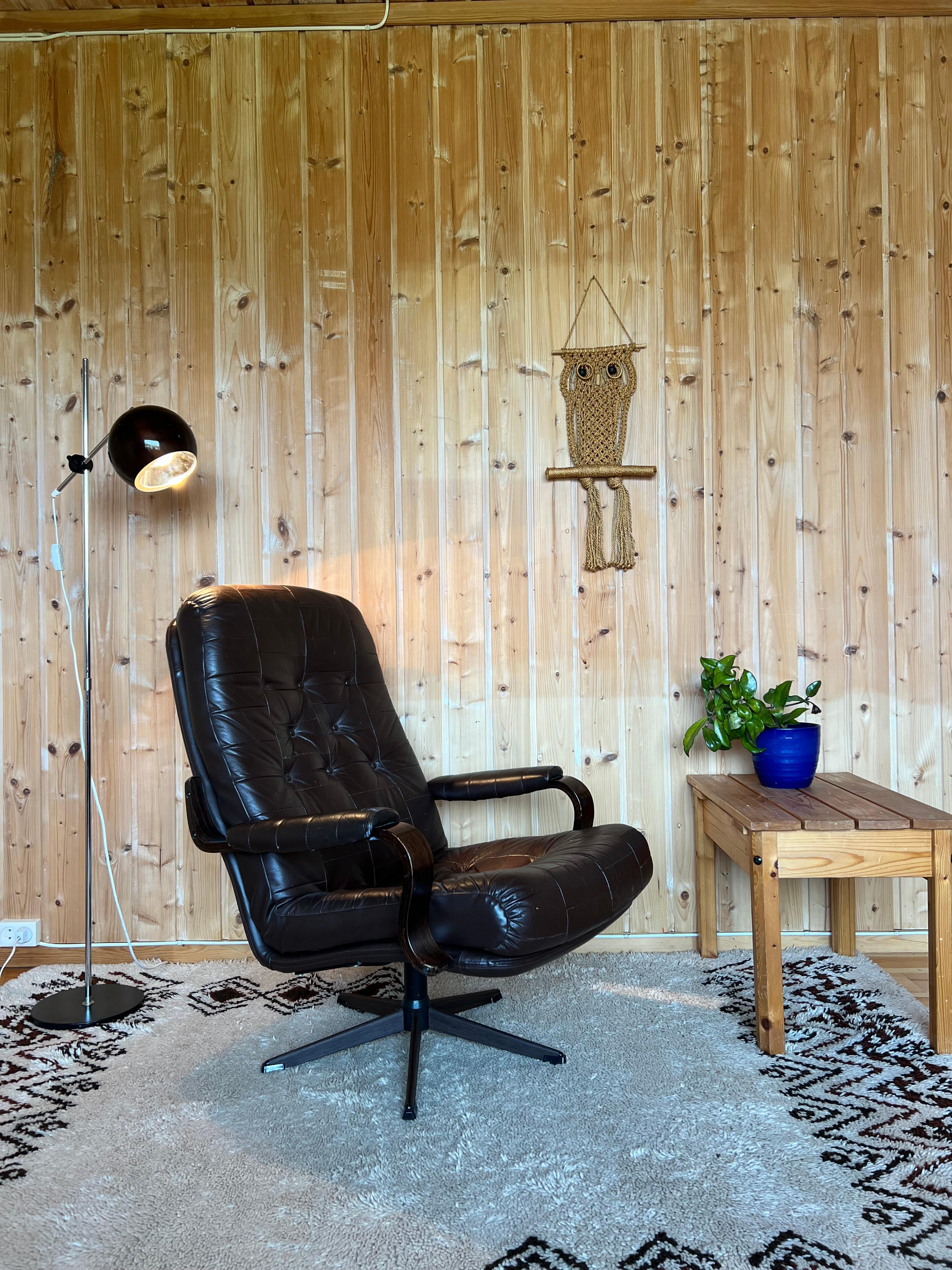 European 1970s Scandinavian Mid Century Modern Brown Leather Swivel Chair / Lounge Chair For Sale
