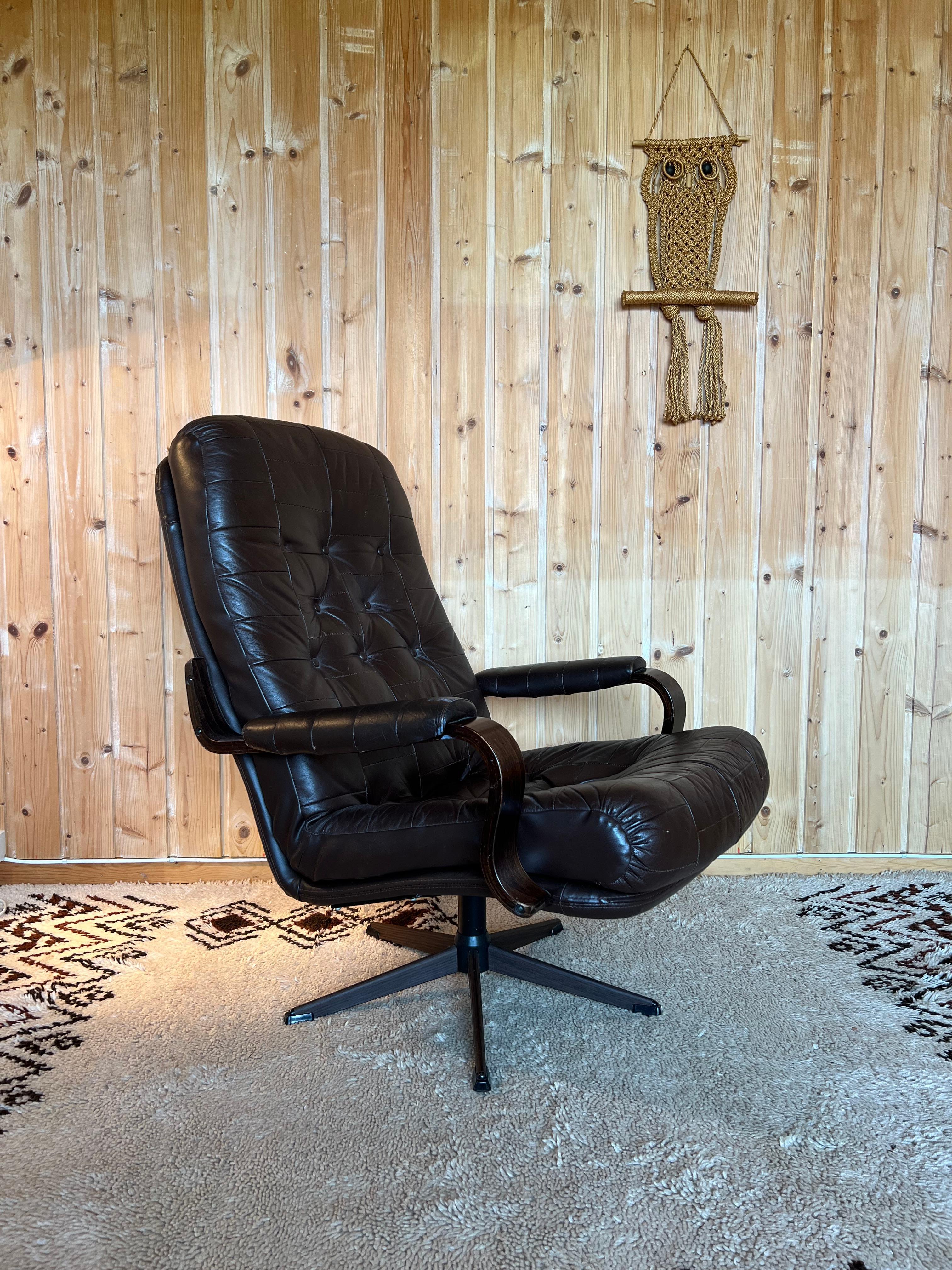 1970s Scandinavian Mid Century Modern Brown Leather Swivel Chair / Lounge Chair In Good Condition For Sale In Skien, NO