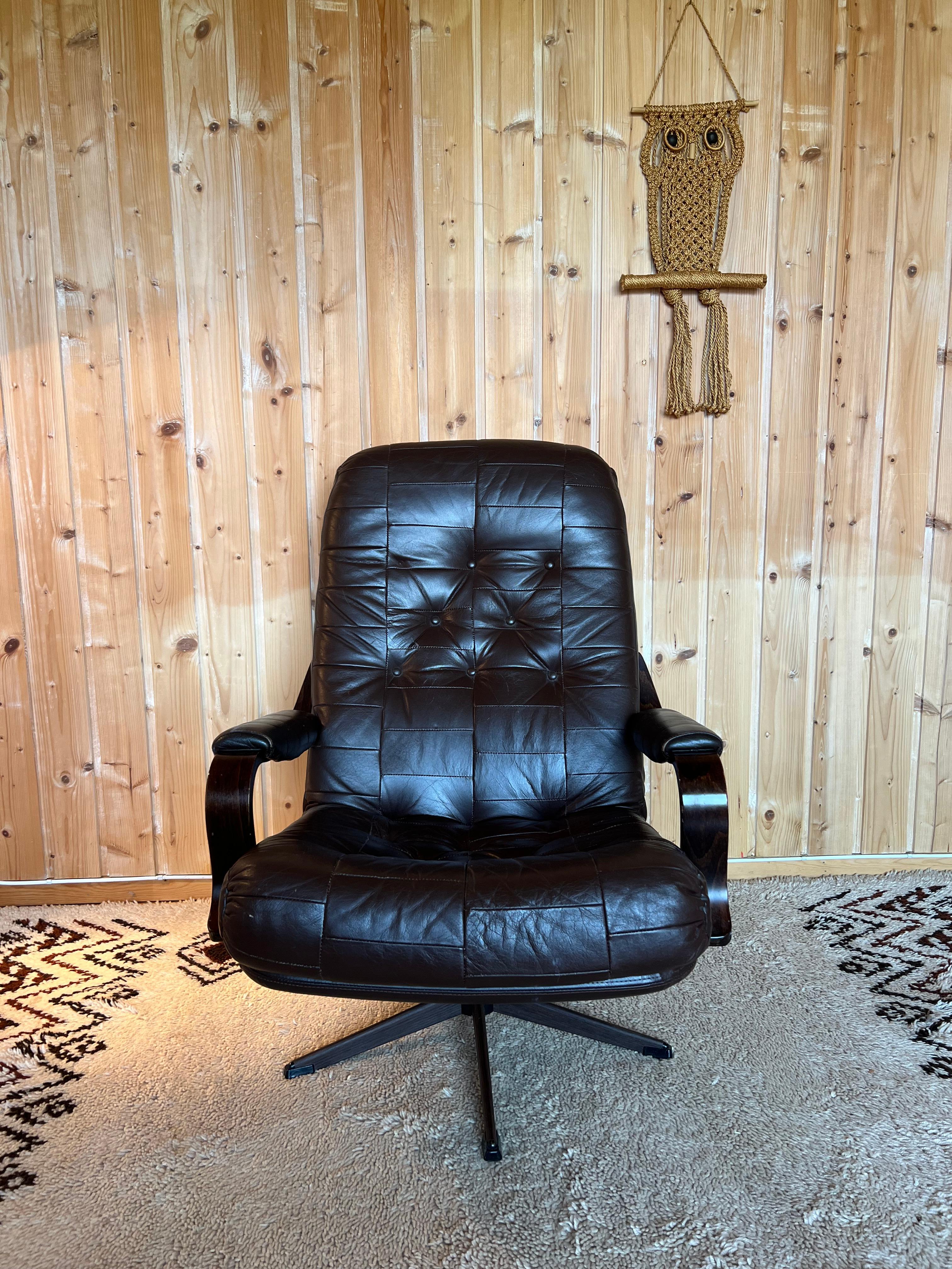 Late 20th Century 1970s Scandinavian Mid Century Modern Brown Leather Swivel Chair / Lounge Chair For Sale