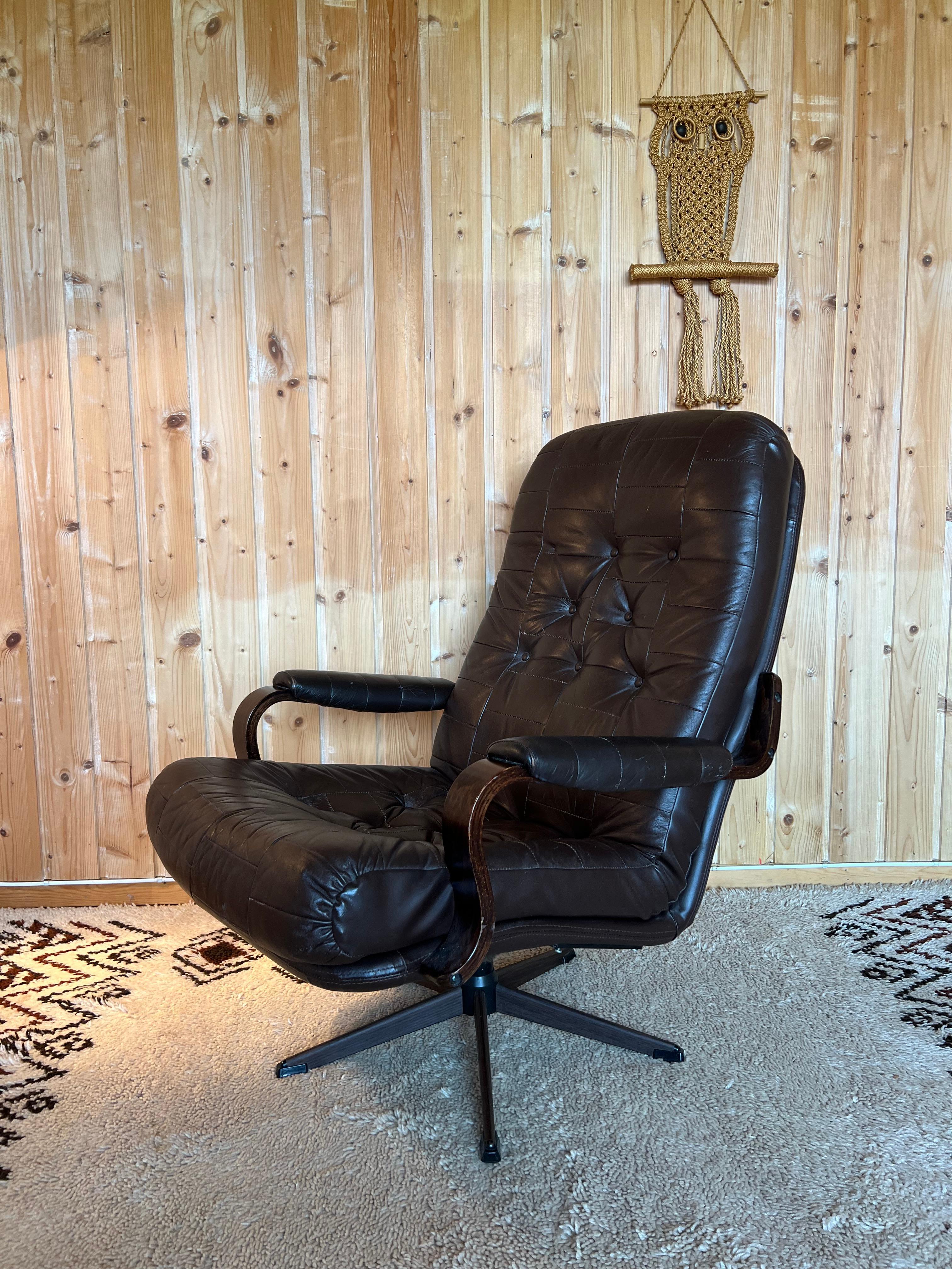 Metal 1970s Scandinavian Mid Century Modern Brown Leather Swivel Chair / Lounge Chair For Sale