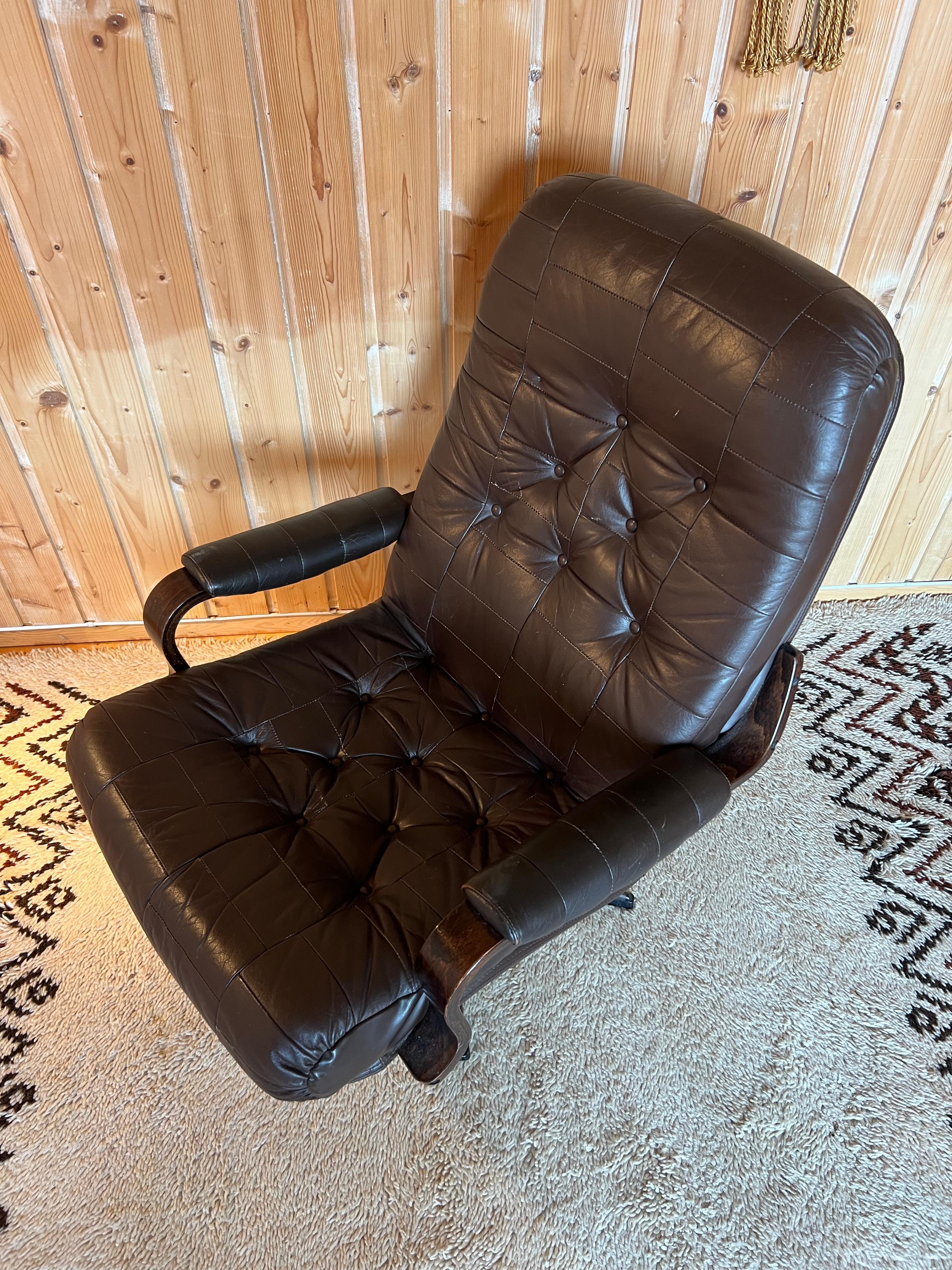 1970s Scandinavian Mid Century Modern Brown Leather Swivel Chair / Lounge Chair For Sale 1