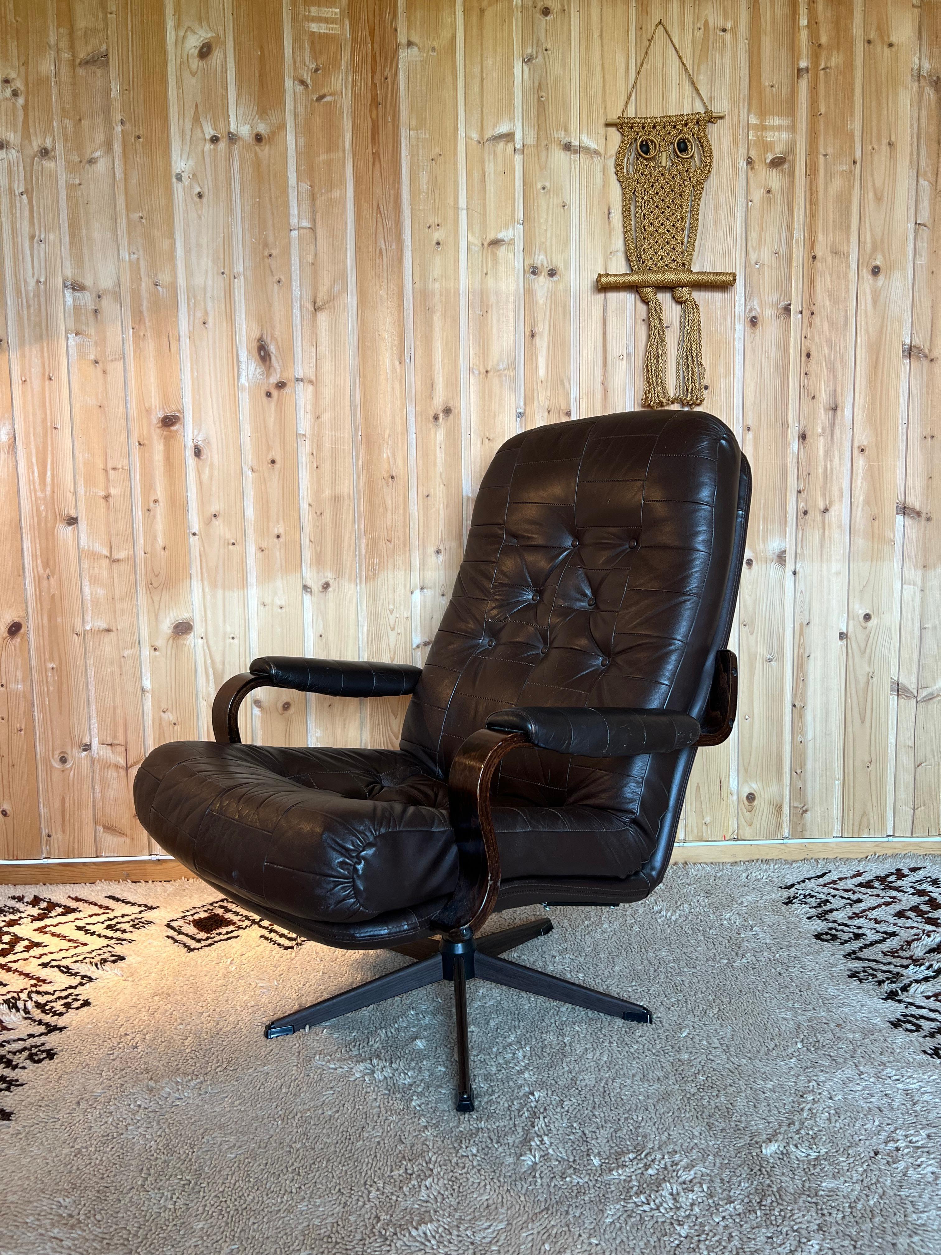 1970s Scandinavian Mid Century Modern Brown Leather Swivel Chair / Lounge Chair For Sale 2