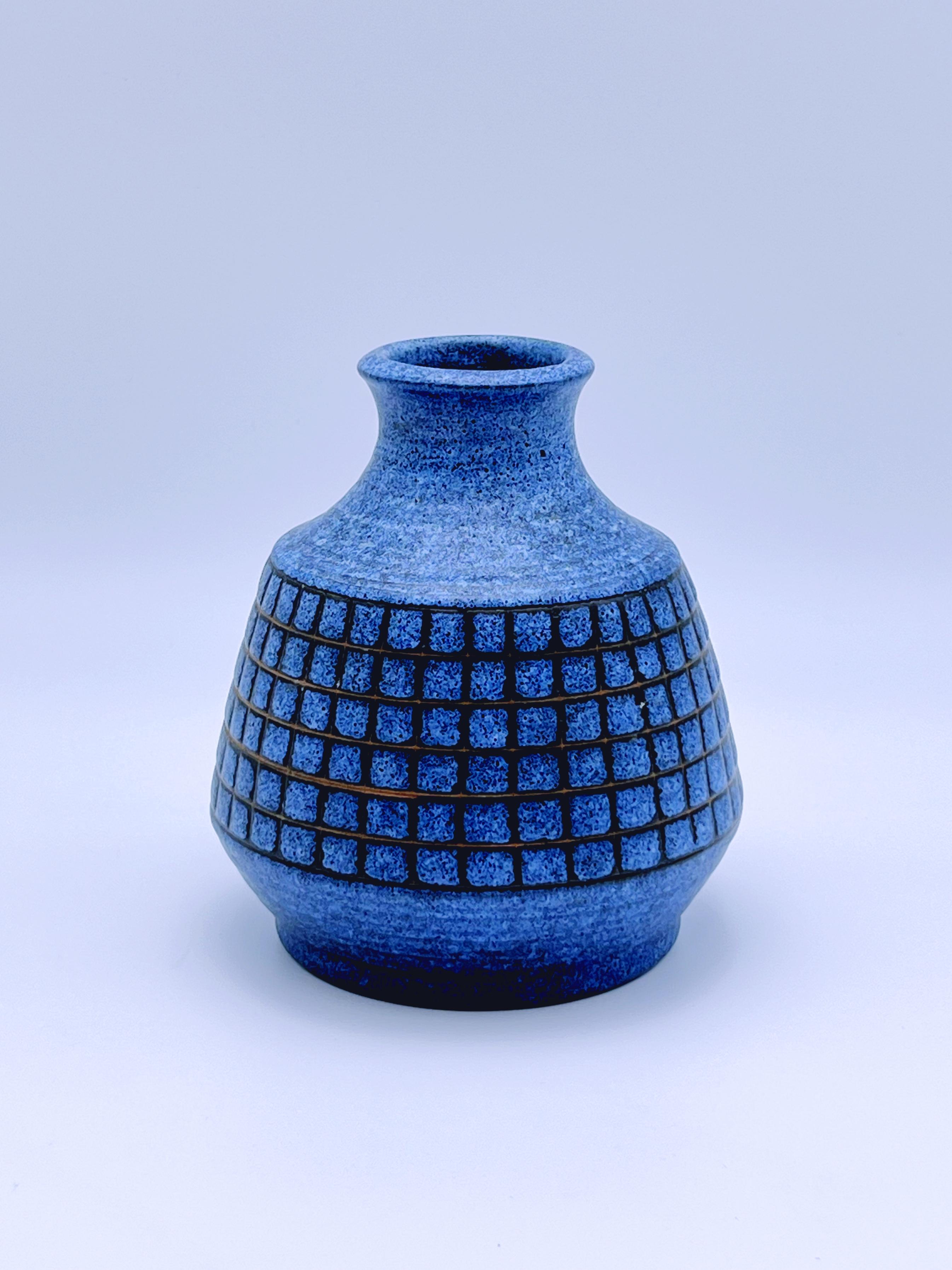 Stupendo vaso/urna scandinavo moderno e artigianale di colore blu con motivi geometrici a rete -- Design norvegese degli anni '70 di Bie Ceramic, Oslo, Norvegia

Questo eccezionale vaso artigianale incarna l'eleganza senza tempo del design