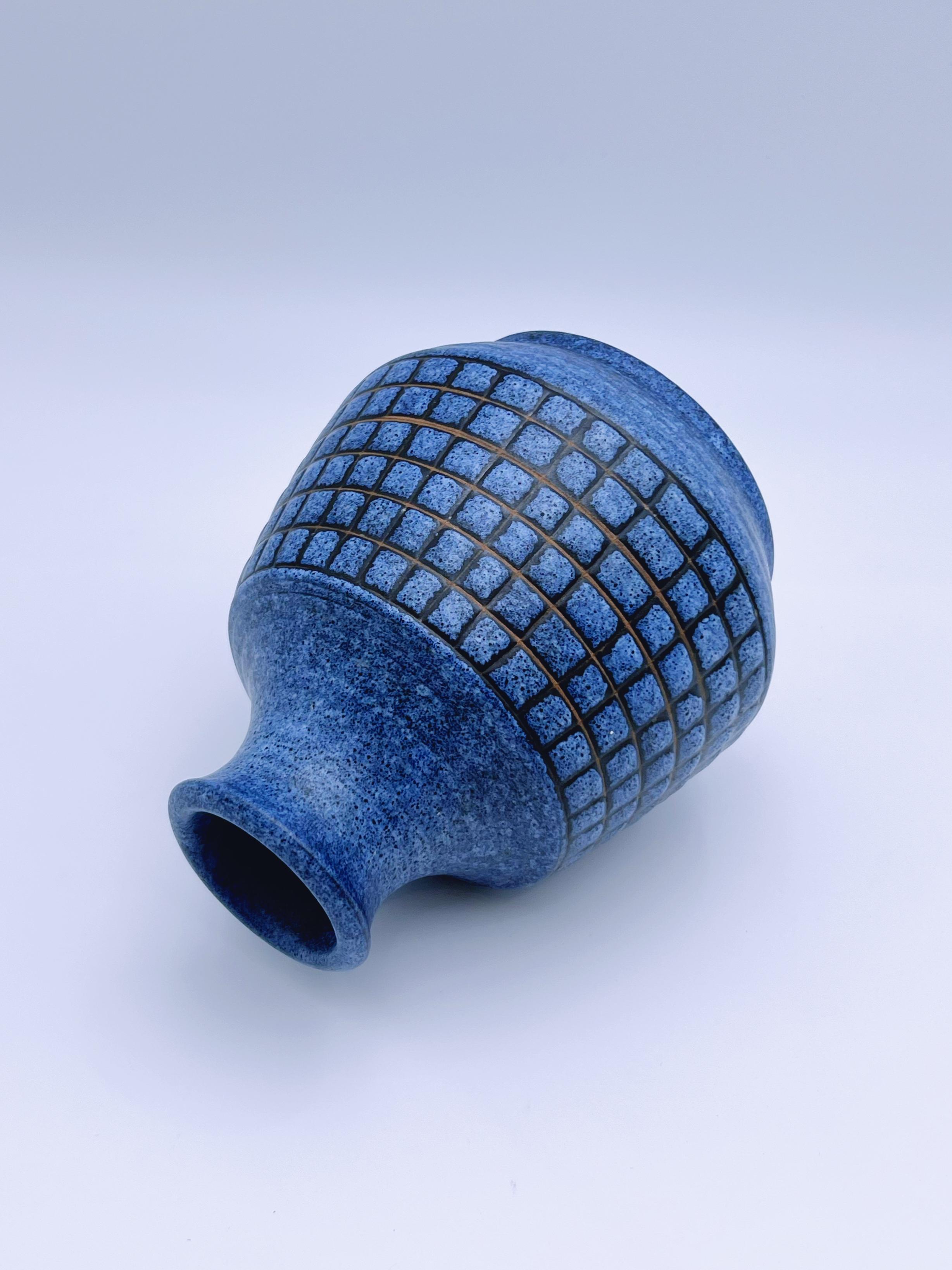 Scandinavo moderno Vaso in ceramica di metà secolo scandinavo degli anni '70 di BIE in vendita
