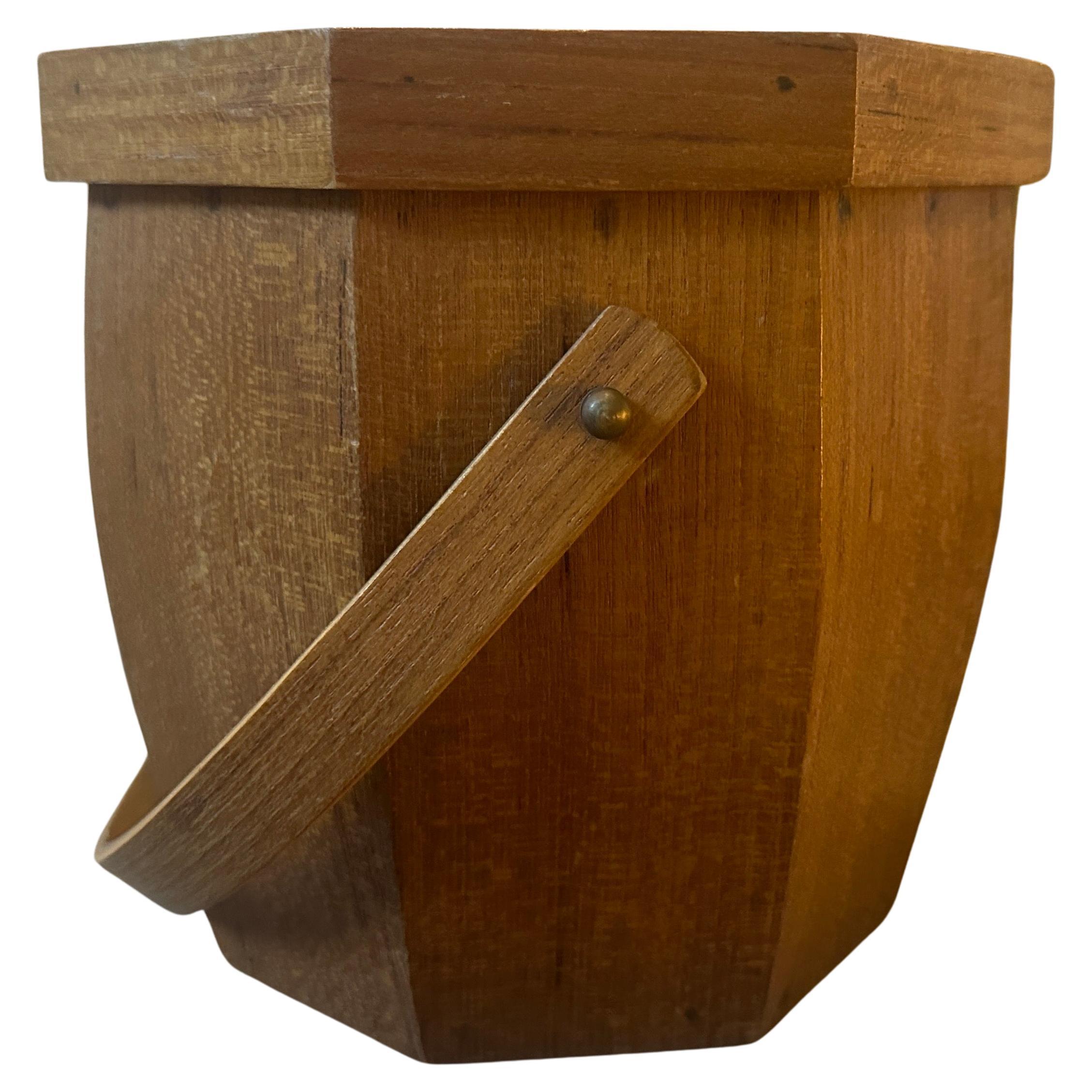 Questo secchiello per il ghiaccio The Scandinavian Mid-Century Modern è un accessorio elegante e funzionale, perfetto per l'intrattenimento. La combinazione di legno naturale e accenti in ottone, insieme alla sua caratteristica forma ottagonale, lo