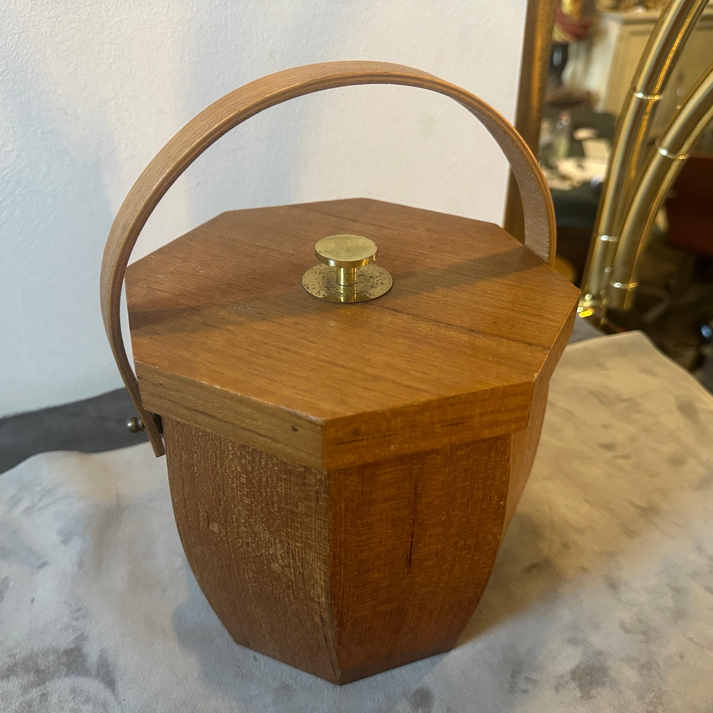 Mid-Century moderno Secchiello per il ghiaccio ottagonale in legno e ottone del 1970 The Modern Scandinavian Mid-Century Modern