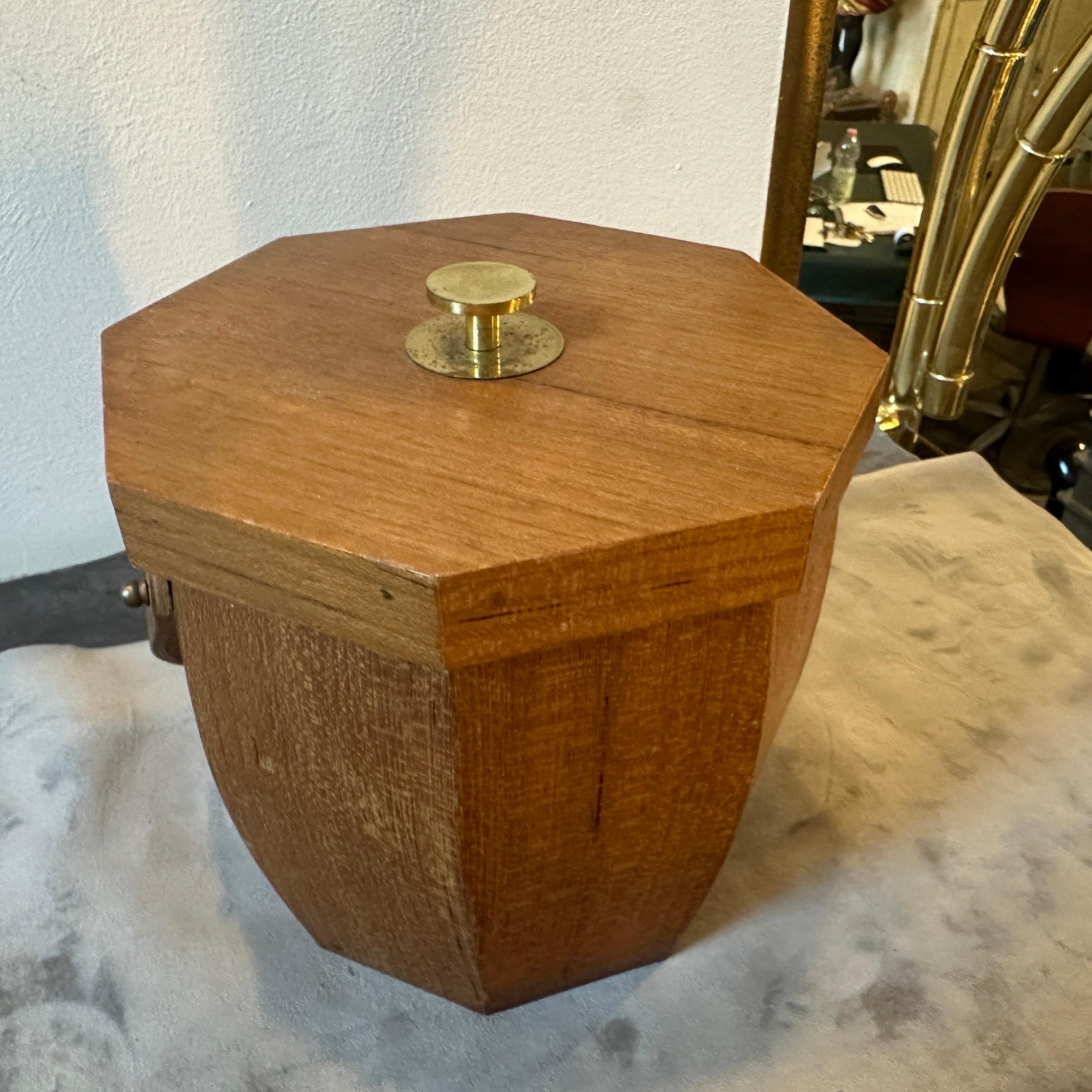 Scandinavo Secchiello per il ghiaccio ottagonale in legno e ottone del 1970 The Modern Scandinavian Mid-Century Modern