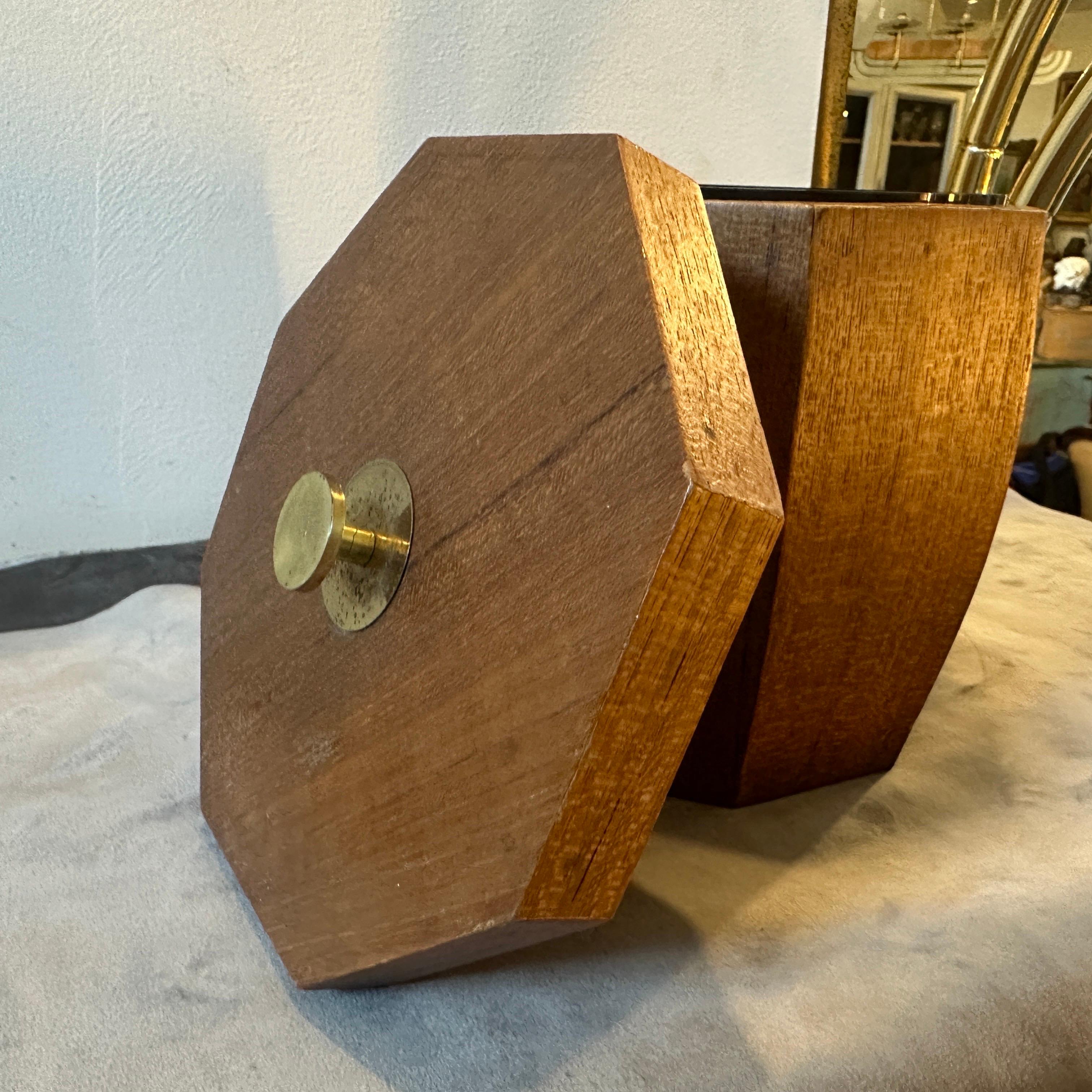 Secchiello per il ghiaccio ottagonale in legno e ottone del 1970 The Modern Scandinavian Mid-Century Modern In condizioni buone a Aci Castello, IT