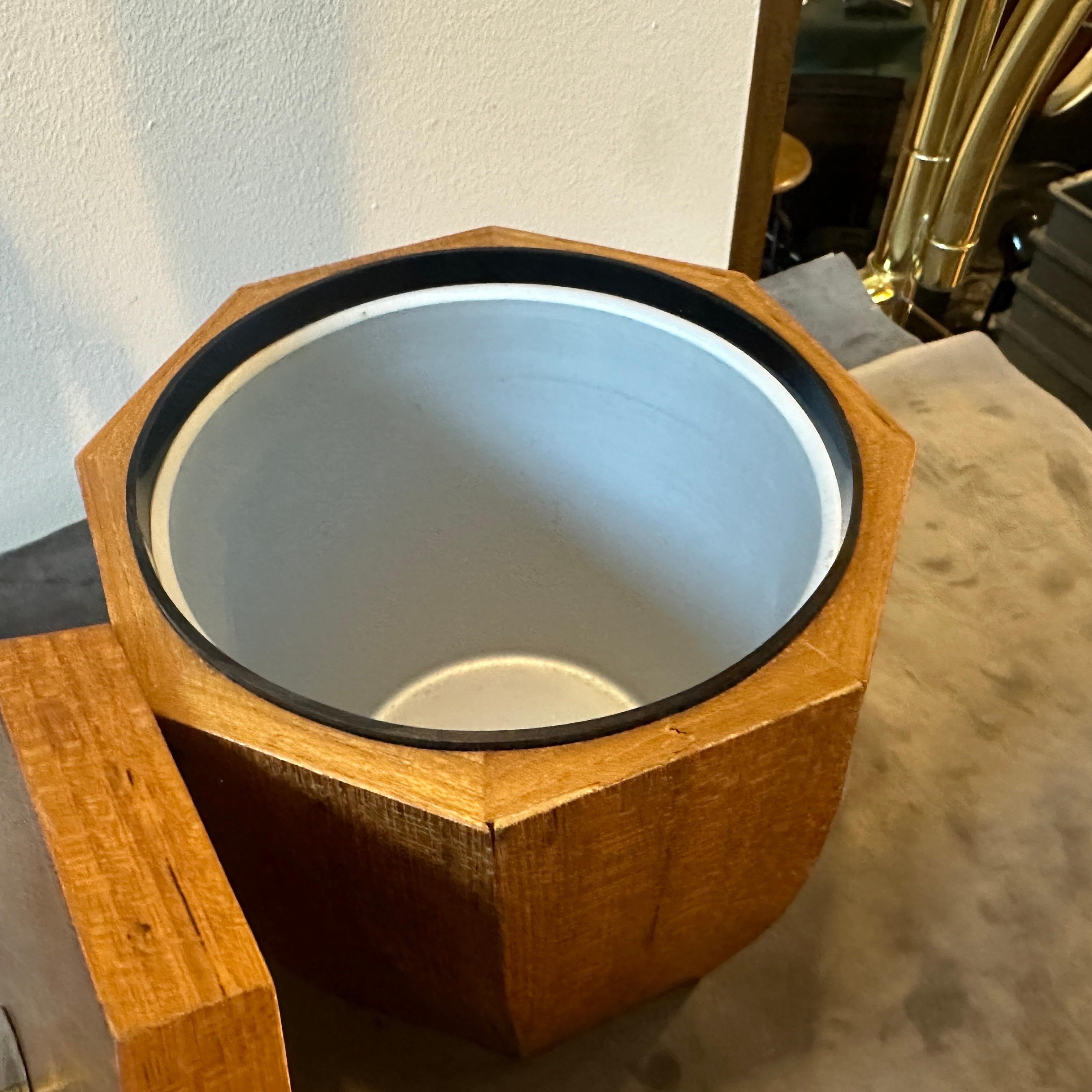 XX secolo Secchiello per il ghiaccio ottagonale in legno e ottone del 1970 The Modern Scandinavian Mid-Century Modern