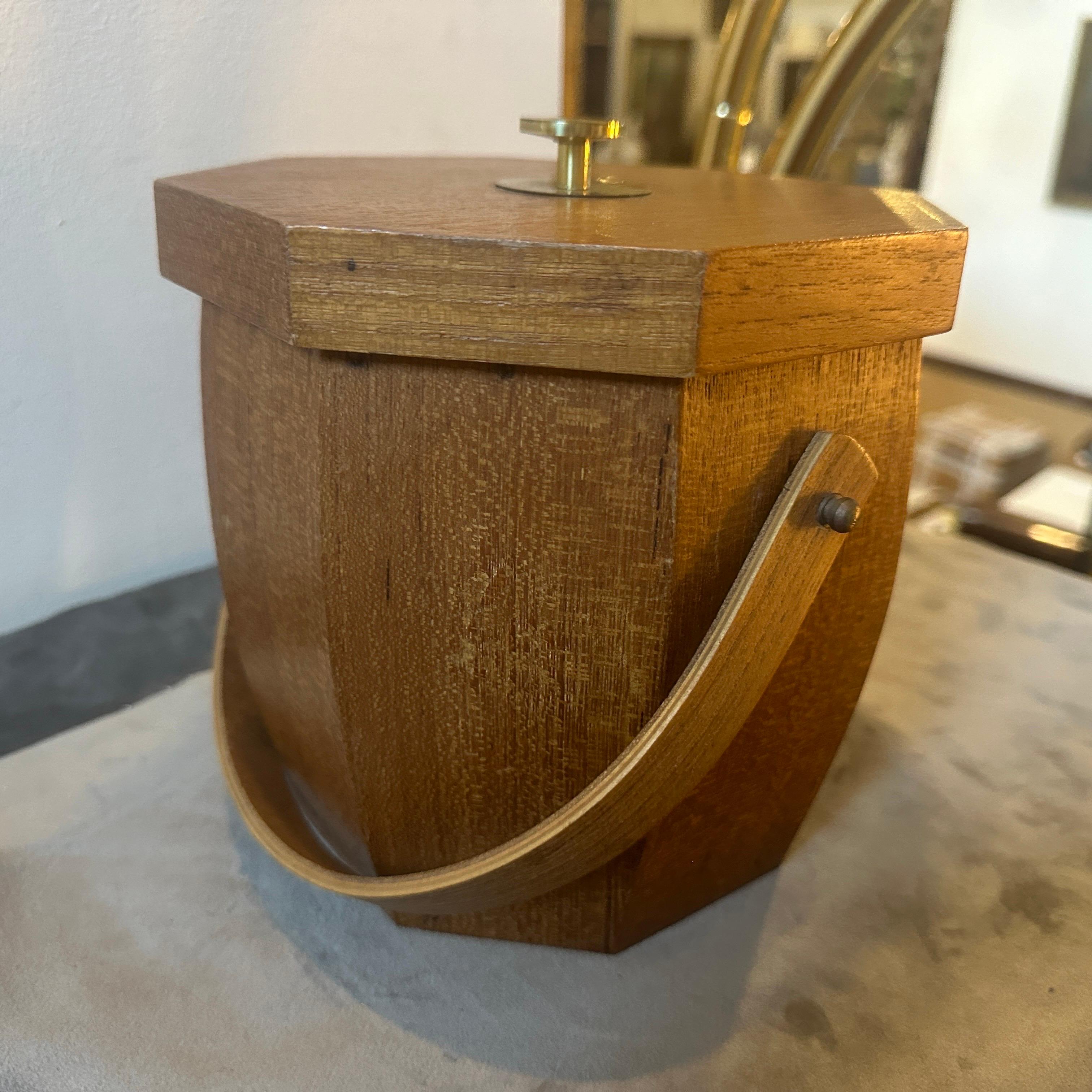 Legno Secchiello per il ghiaccio ottagonale in legno e ottone del 1970 The Modern Scandinavian Mid-Century Modern
