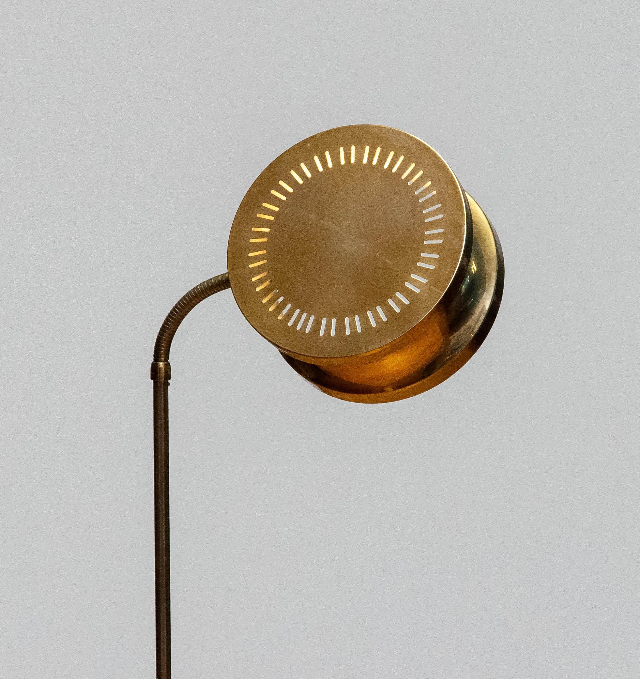 1970s Scandinavian Modern Floor Lamp In Brass By Tyringe Konsthantverk Sweden In Good Condition For Sale In Silvolde, Gelderland