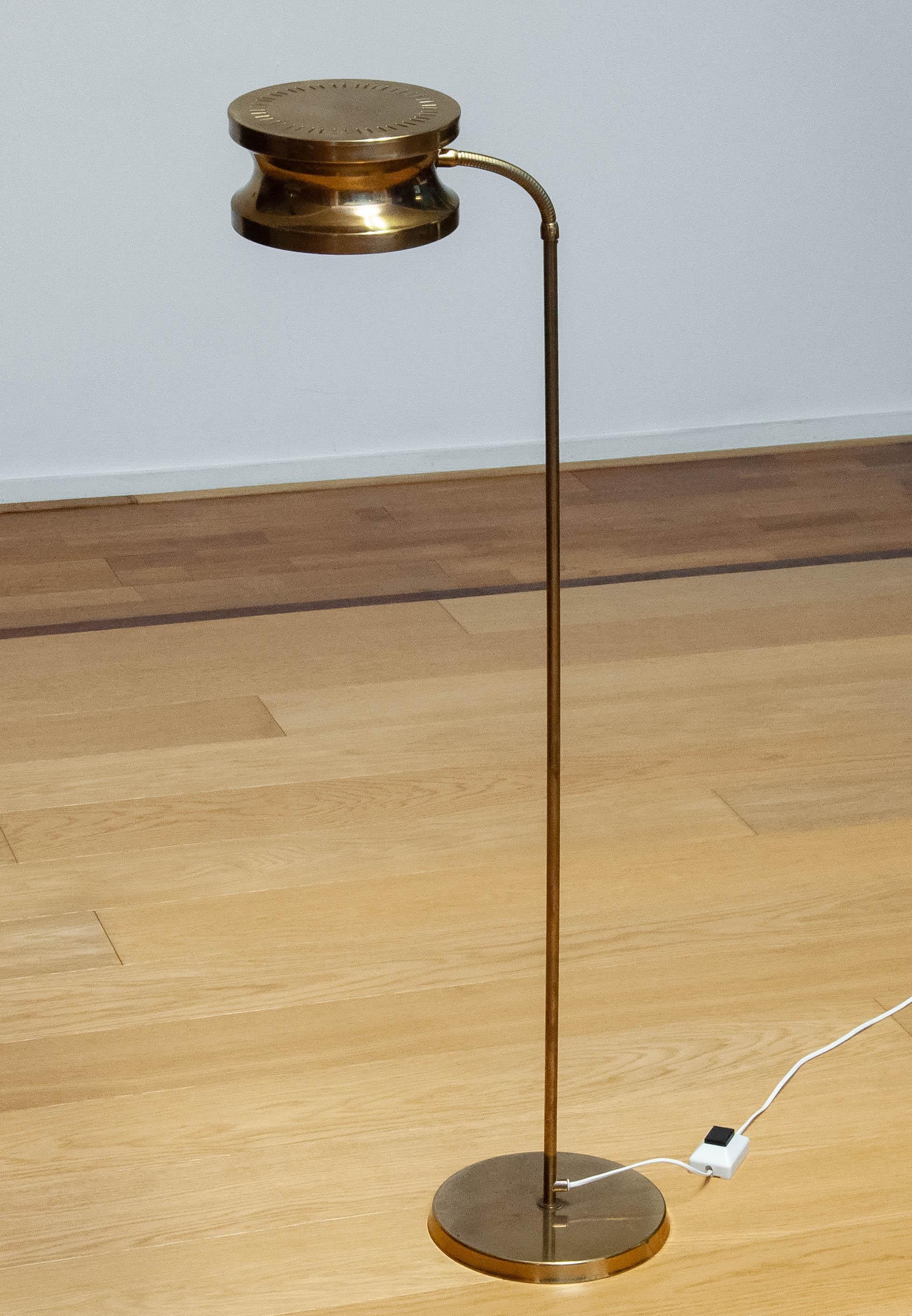 Skandinavische moderne Stehlampe aus Messing von Tyringe Konsthantverk, Schweden, 1970er Jahre (Metall) im Angebot