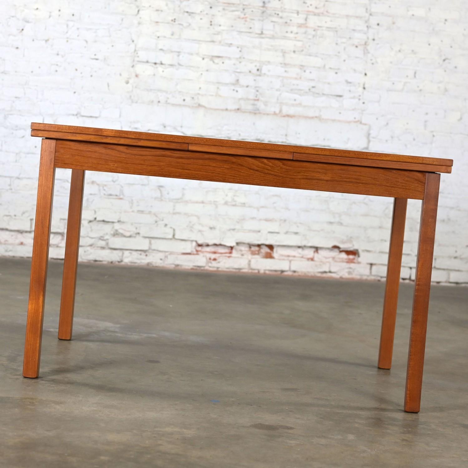 1970’s Scandinavian Modern D Scan Teak Draw Leaf Expanding Dining Table For Sale 2