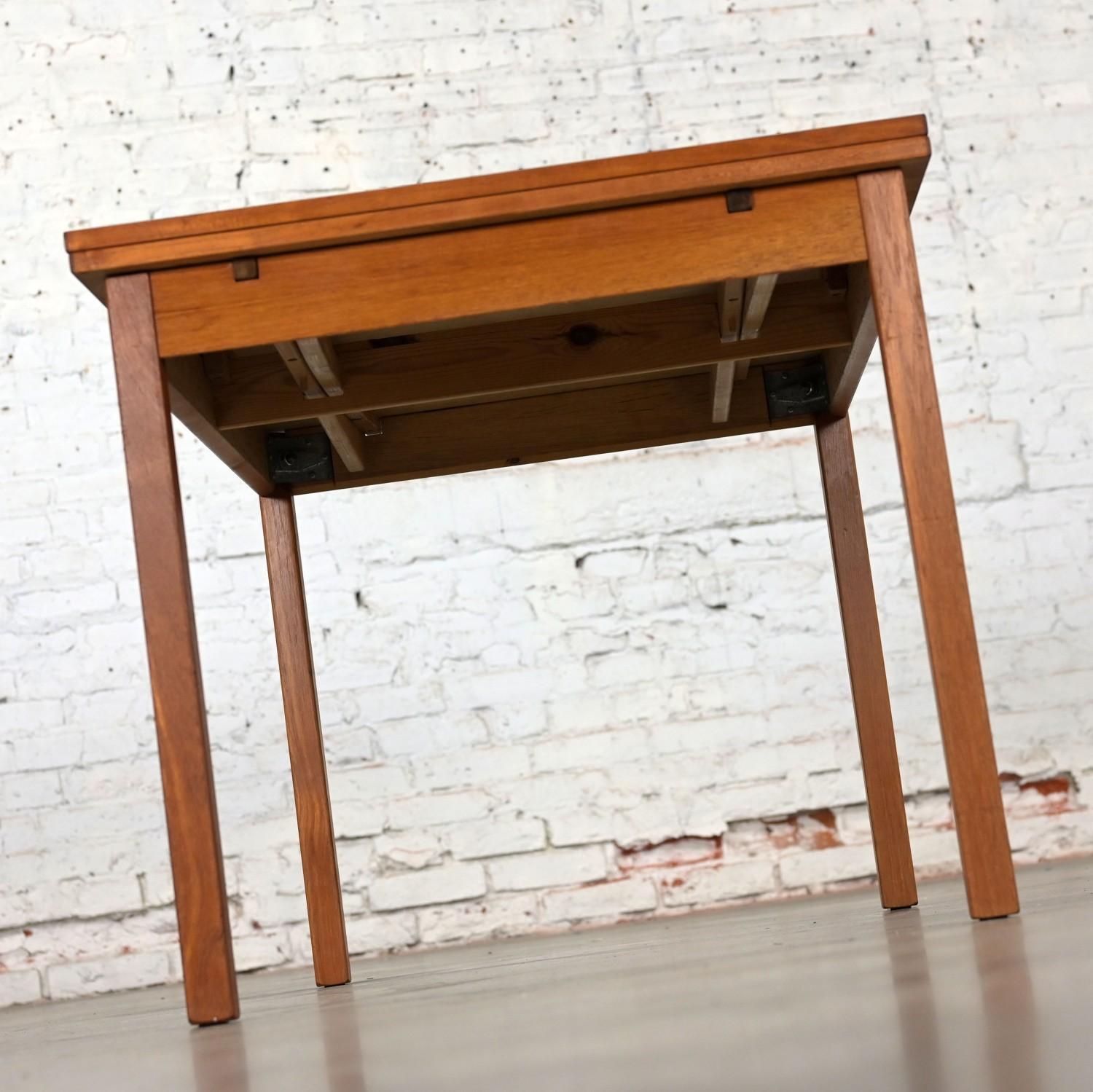 1970’s Scandinavian Modern D Scan Teak Draw Leaf Expanding Dining Table For Sale 3