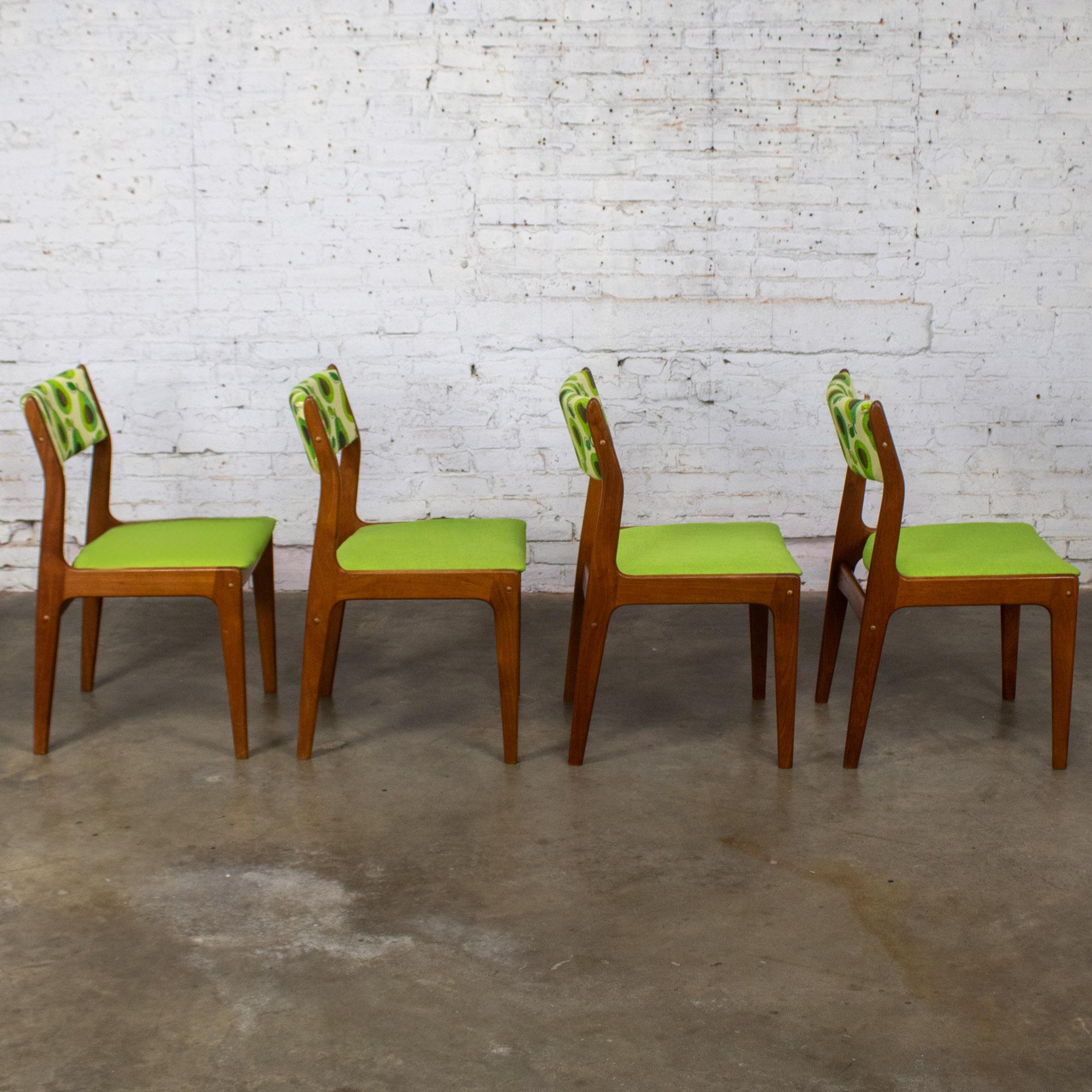 The Modern Scandinavian Scandinavian Dining Chairs by D Scan Teak Frames & Avocado Set 4 Bon état - En vente à Topeka, KS
