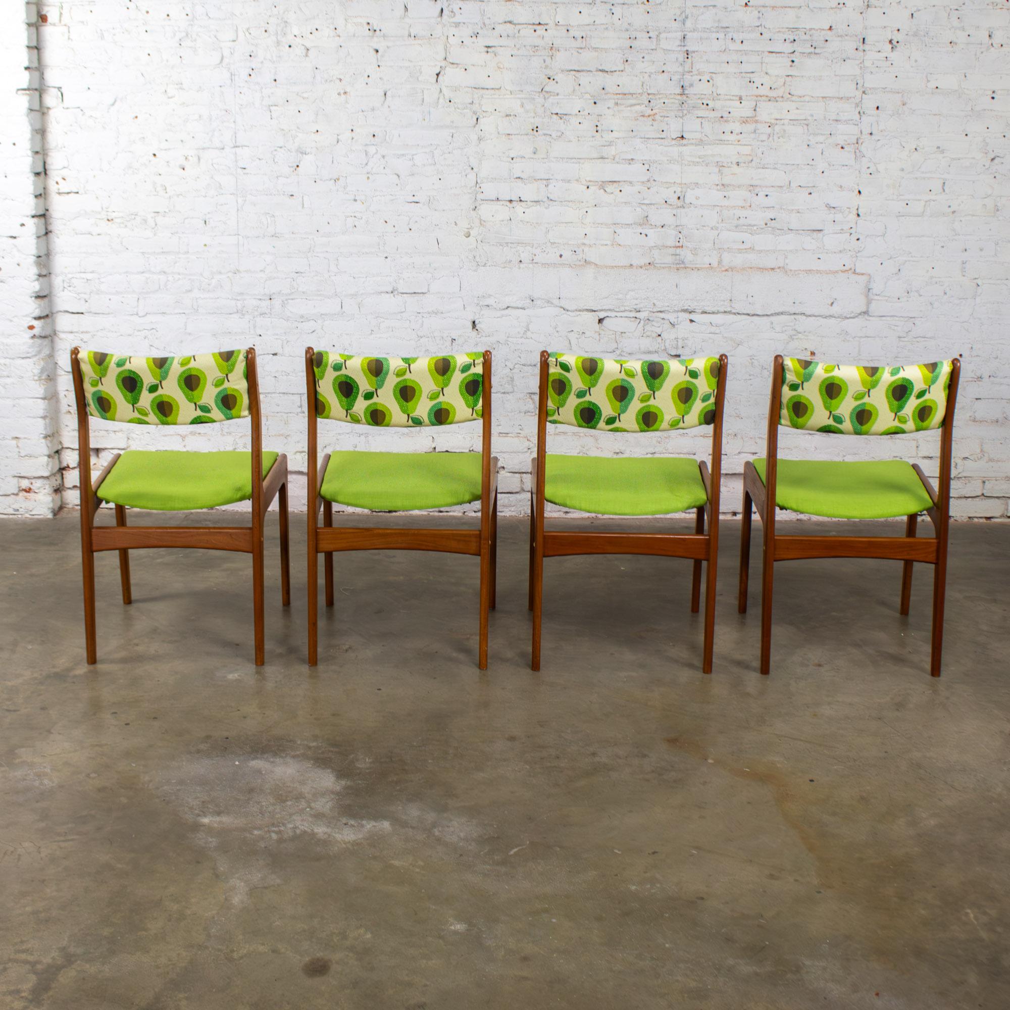 Fin du 20e siècle The Modern Scandinavian Scandinavian Dining Chairs by D Scan Teak Frames & Avocado Set 4 en vente