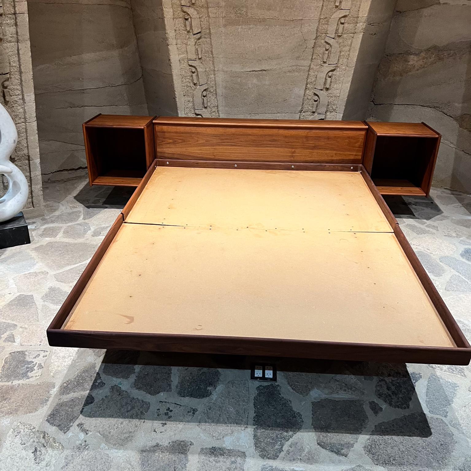 1970s Danish Modern Queen Floating Platform Bed Set In Good Condition For Sale In Chula Vista, CA