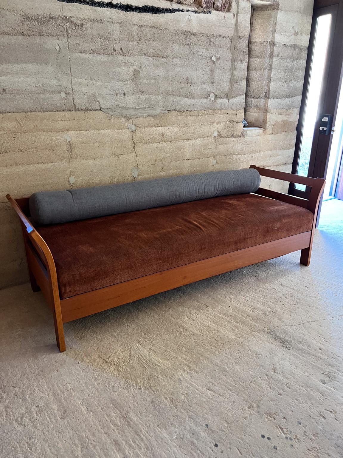 
Para tu consideración, un Sofá-cama danés moderno de madera de teca
Tela naranja con un cojín almohada gris.
Dimensiones: 54 x 75 Sofá 27,25 alto x 83 ancho x 31,13 fondo Asiento 18 alto.

Estado original de segunda mano. Consulta las imágenes