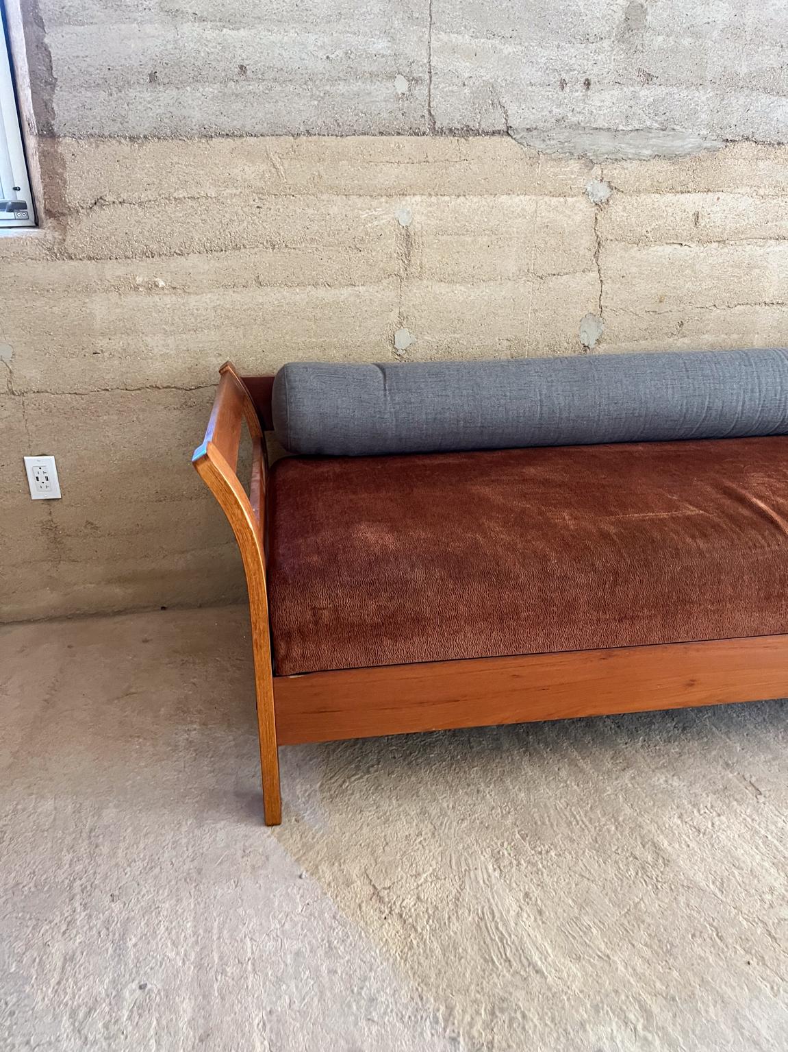 Sofá-cama moderno escandinavo de teca, años 70 Escandinavo moderno en venta