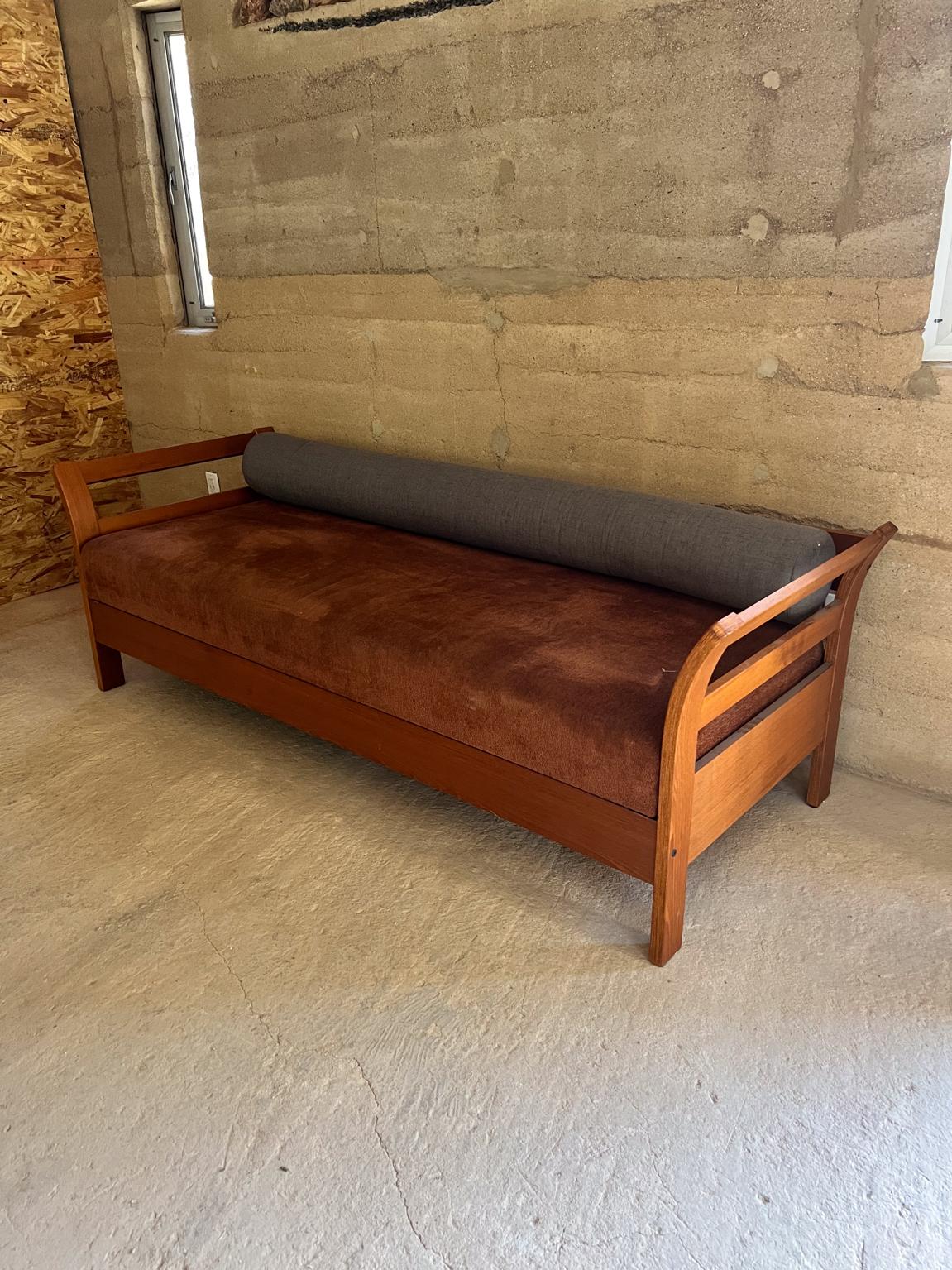 Sofá-cama moderno escandinavo de teca, años 70 en Bueno estado para la venta en Chula Vista, CA