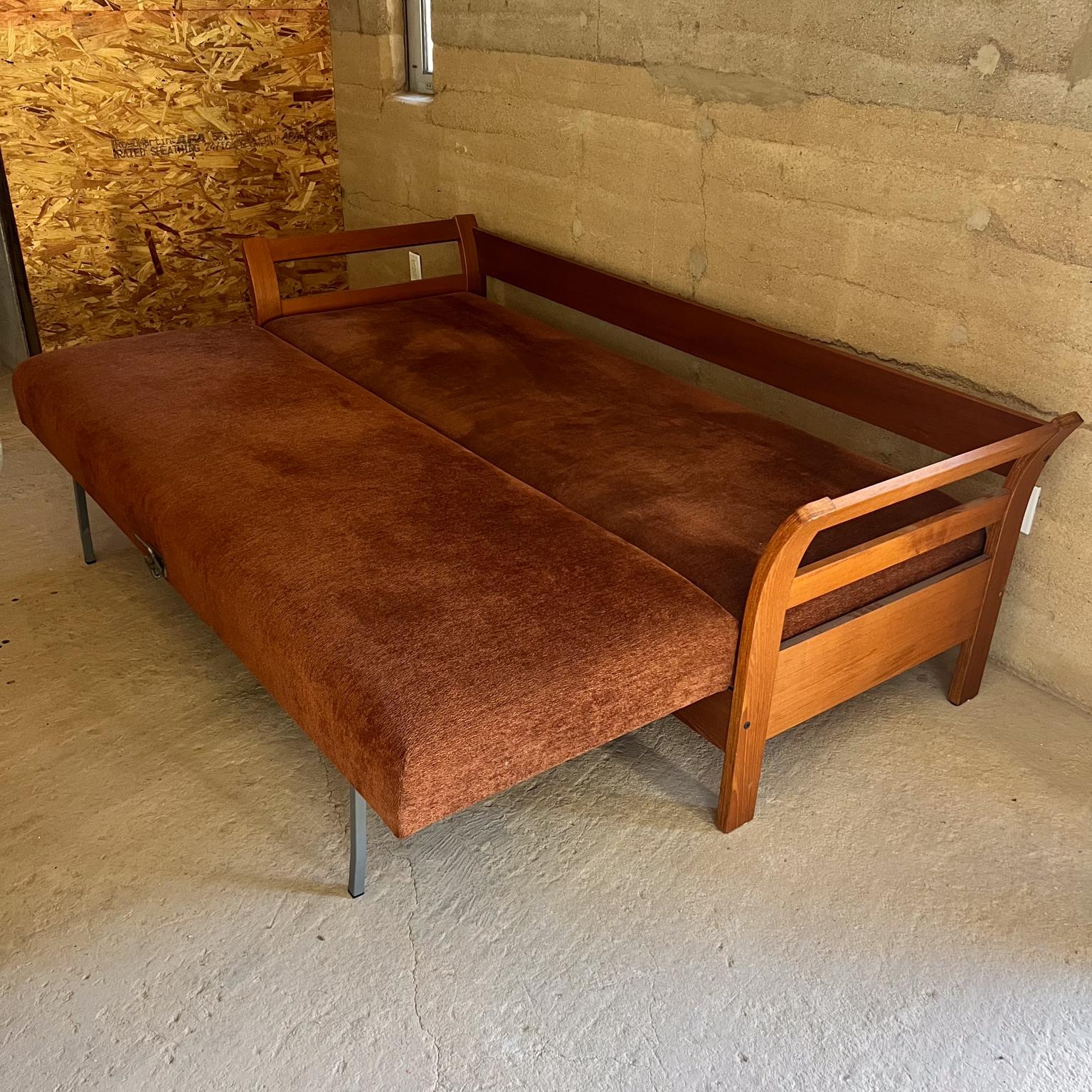 Sofá-cama moderno escandinavo de teca, años 70 en venta 1